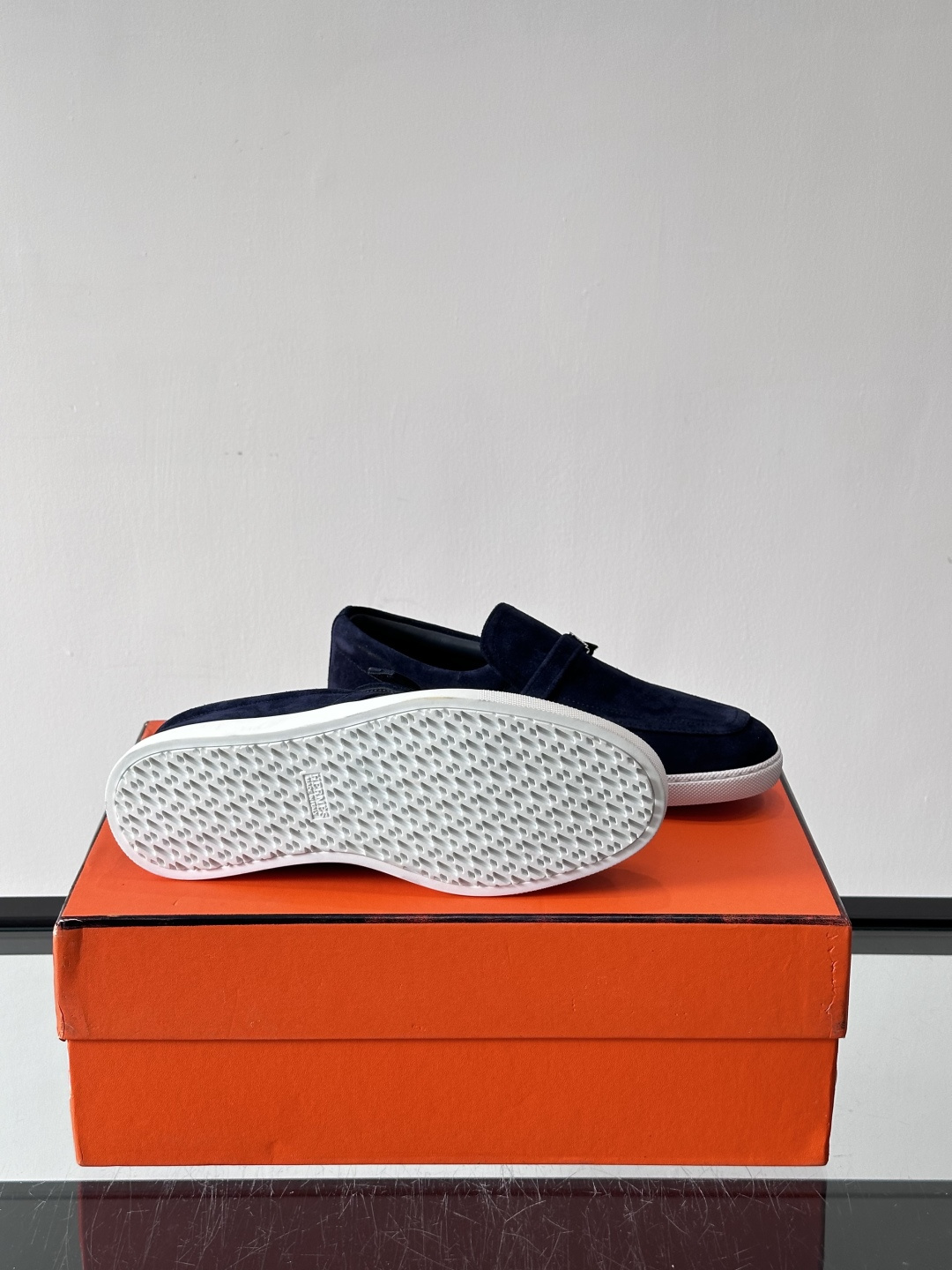 Hermes反绒皮乐福鞋爱马仕这款反绒皮乐福鞋，采用柔软麂皮，质感细腻，搭配白色橡胶鞋底，舒适又实用。鞋