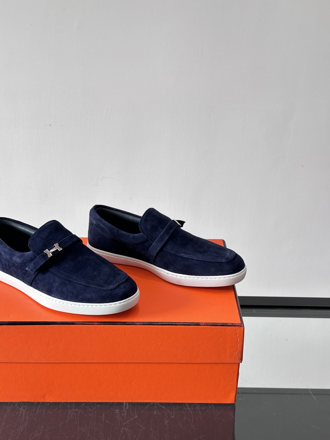 Hermes反绒皮乐福鞋爱马仕这款反绒皮乐福鞋，采用柔软麂皮，质感细腻，搭配白色橡胶鞋底，舒适又实用。鞋