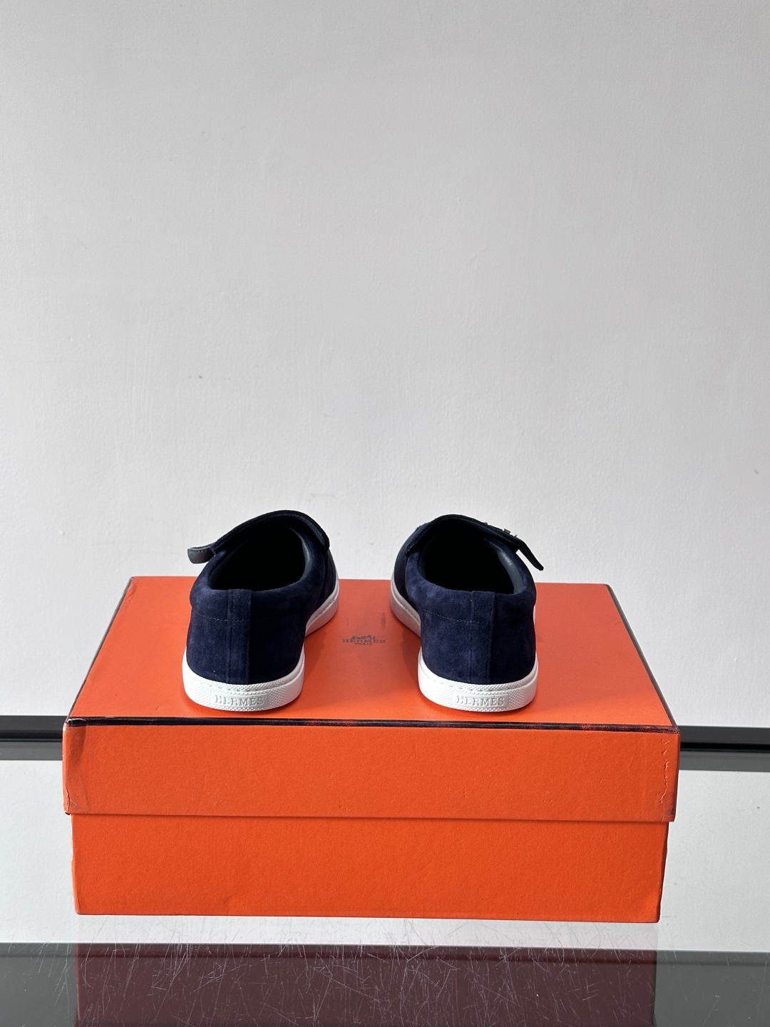 Hermes反绒皮乐福鞋爱马仕这款反绒皮乐福鞋，采用柔软麂皮，质感细腻，搭配白色橡胶鞋底，舒适又实用。鞋