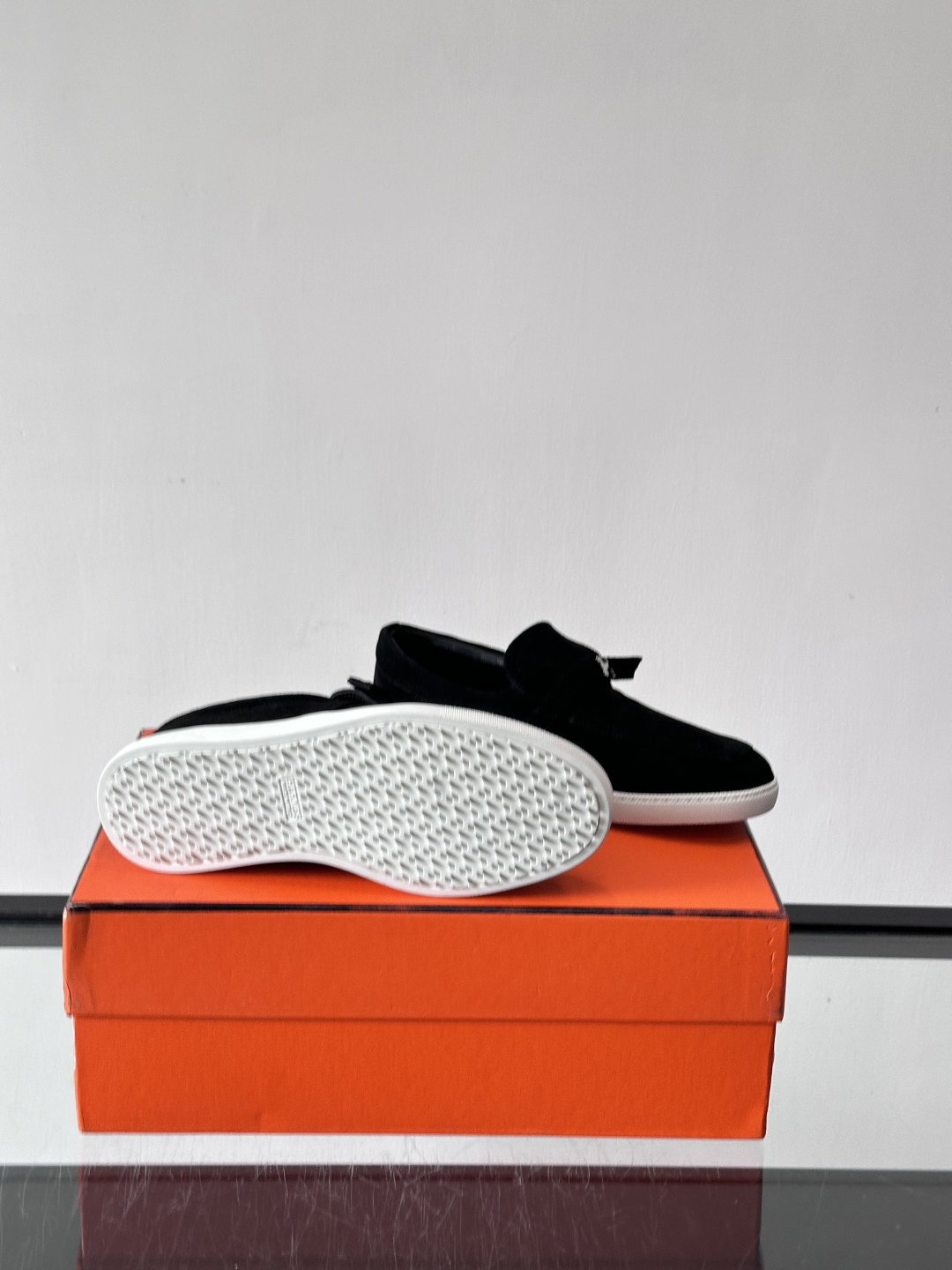 Hermes反绒皮乐福鞋爱马仕这款反绒皮乐福鞋，采用柔软麂皮，质感细腻，搭配白色橡胶鞋底，舒适又实用。鞋