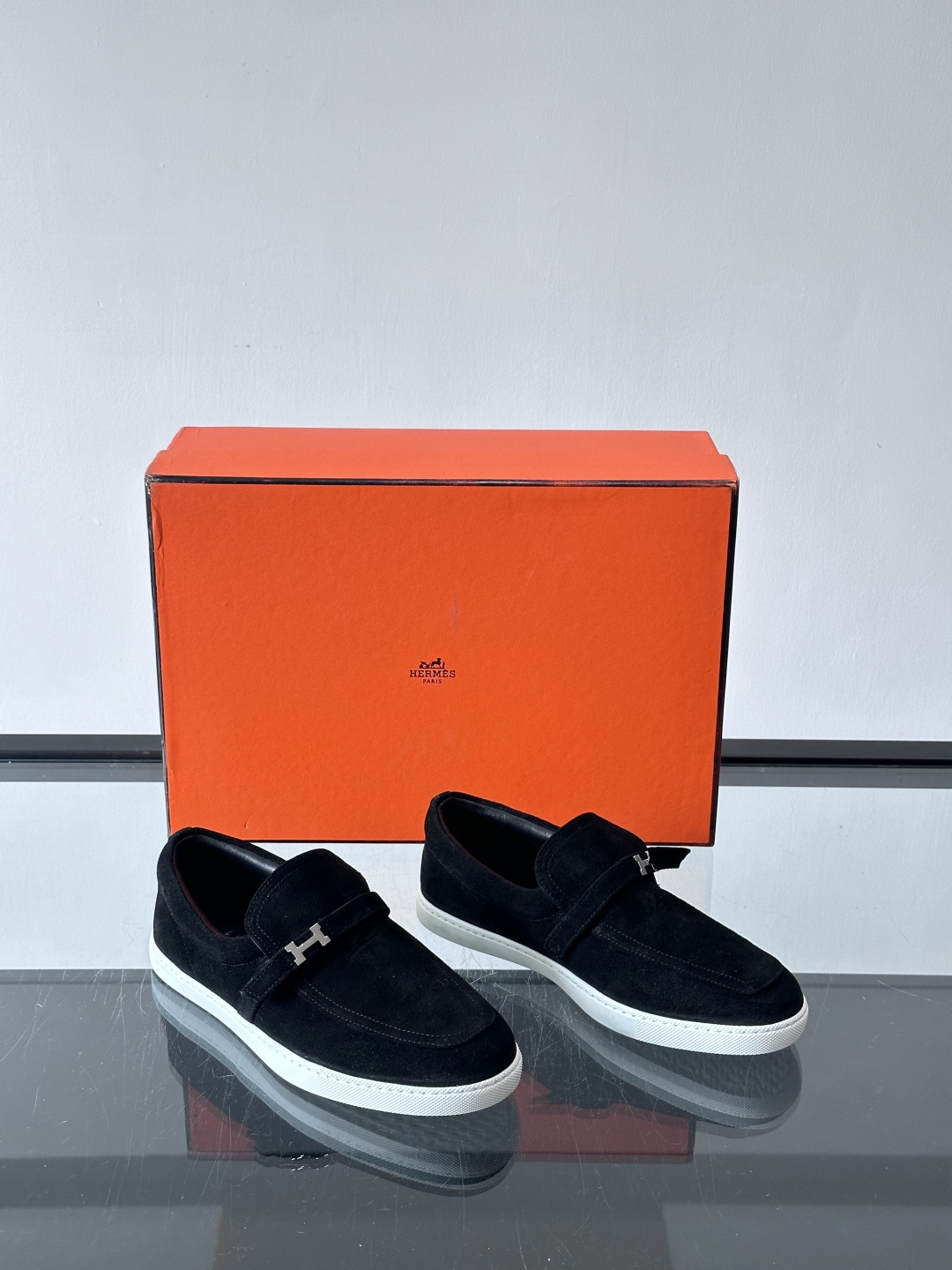 Hermes反绒皮乐福鞋爱马仕这款反绒皮乐福鞋，采用柔软麂皮，质感细腻，搭配白色橡胶鞋底，舒适又实用。鞋