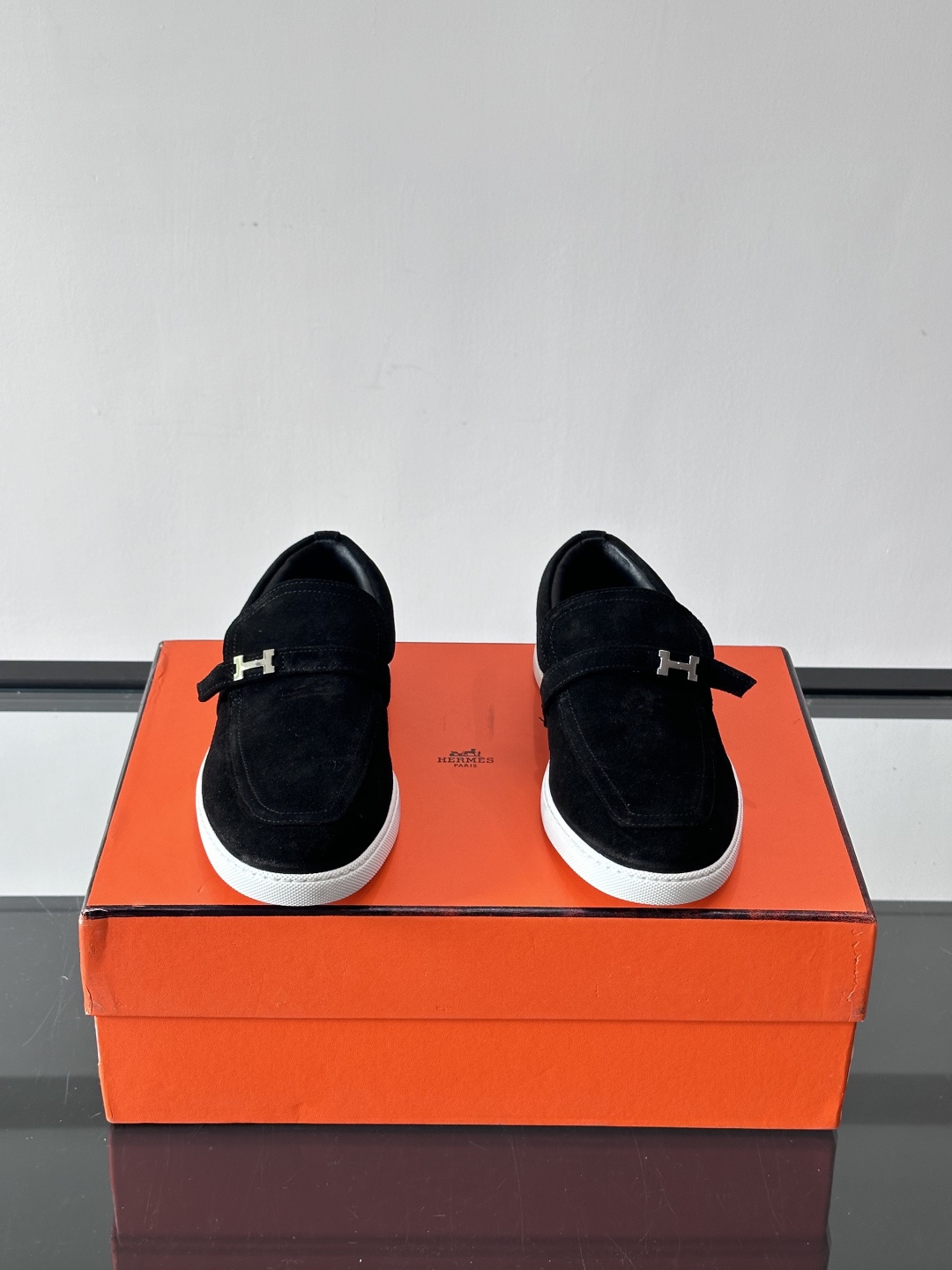 Hermes反绒皮乐福鞋爱马仕这款反绒皮乐福鞋，采用柔软麂皮，质感细腻，搭配白色橡胶鞋底，舒适又实用。鞋
