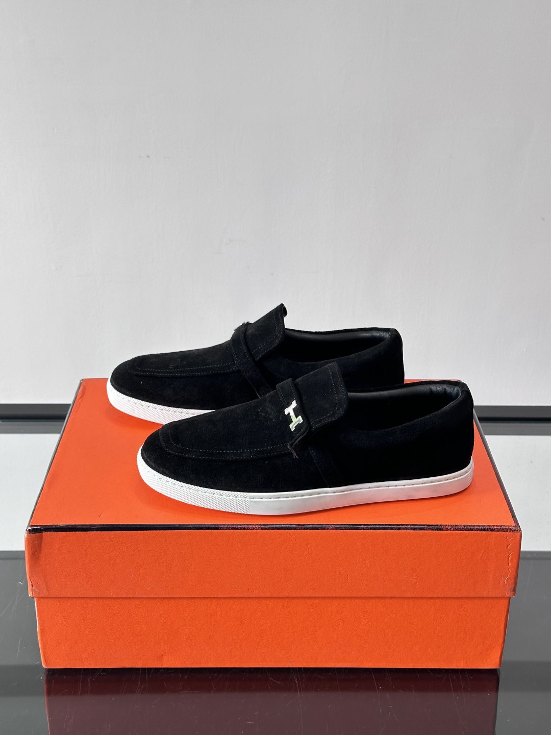 Hermes反绒皮乐福鞋爱马仕这款反绒皮乐福鞋，采用柔软麂皮，质感细腻，搭配白色橡胶鞋底，舒适又实用。鞋