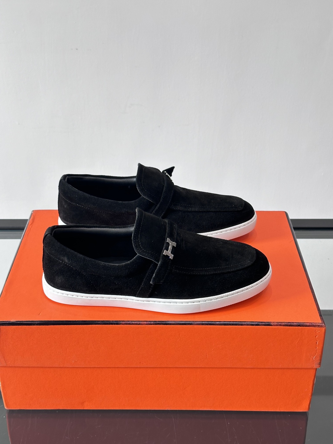 Hermes反绒皮乐福鞋爱马仕这款反绒皮乐福鞋，采用柔软麂皮，质感细腻，搭配白色橡胶鞋底，舒适又实用。鞋