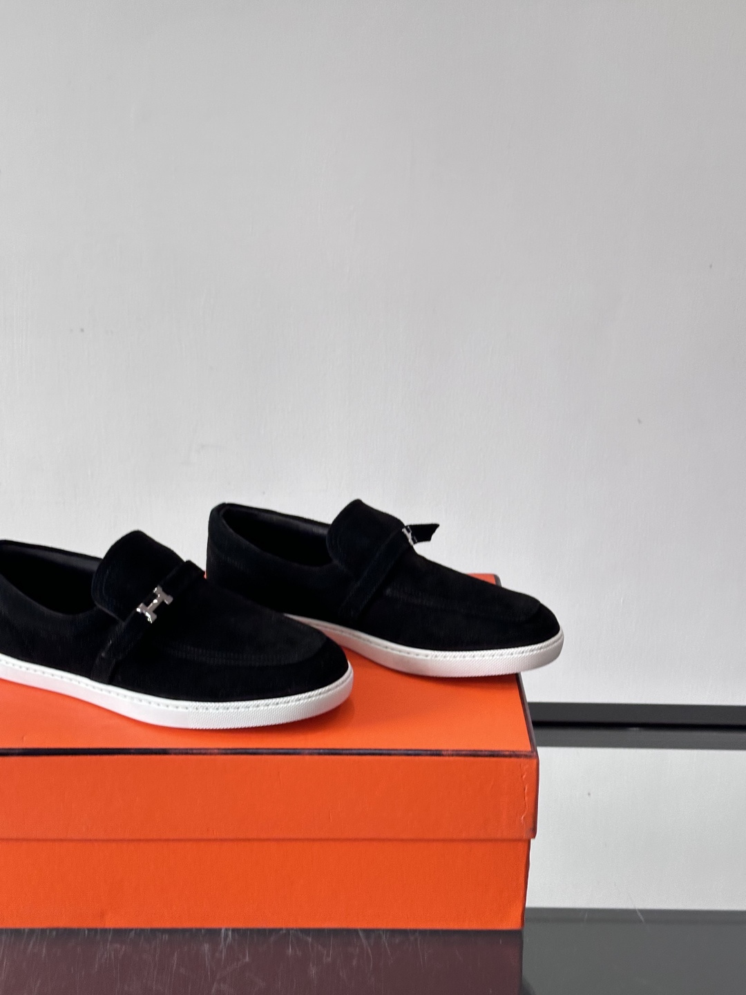 Hermes反绒皮乐福鞋爱马仕这款反绒皮乐福鞋，采用柔软麂皮，质感细腻，搭配白色橡胶鞋底，舒适又实用。鞋