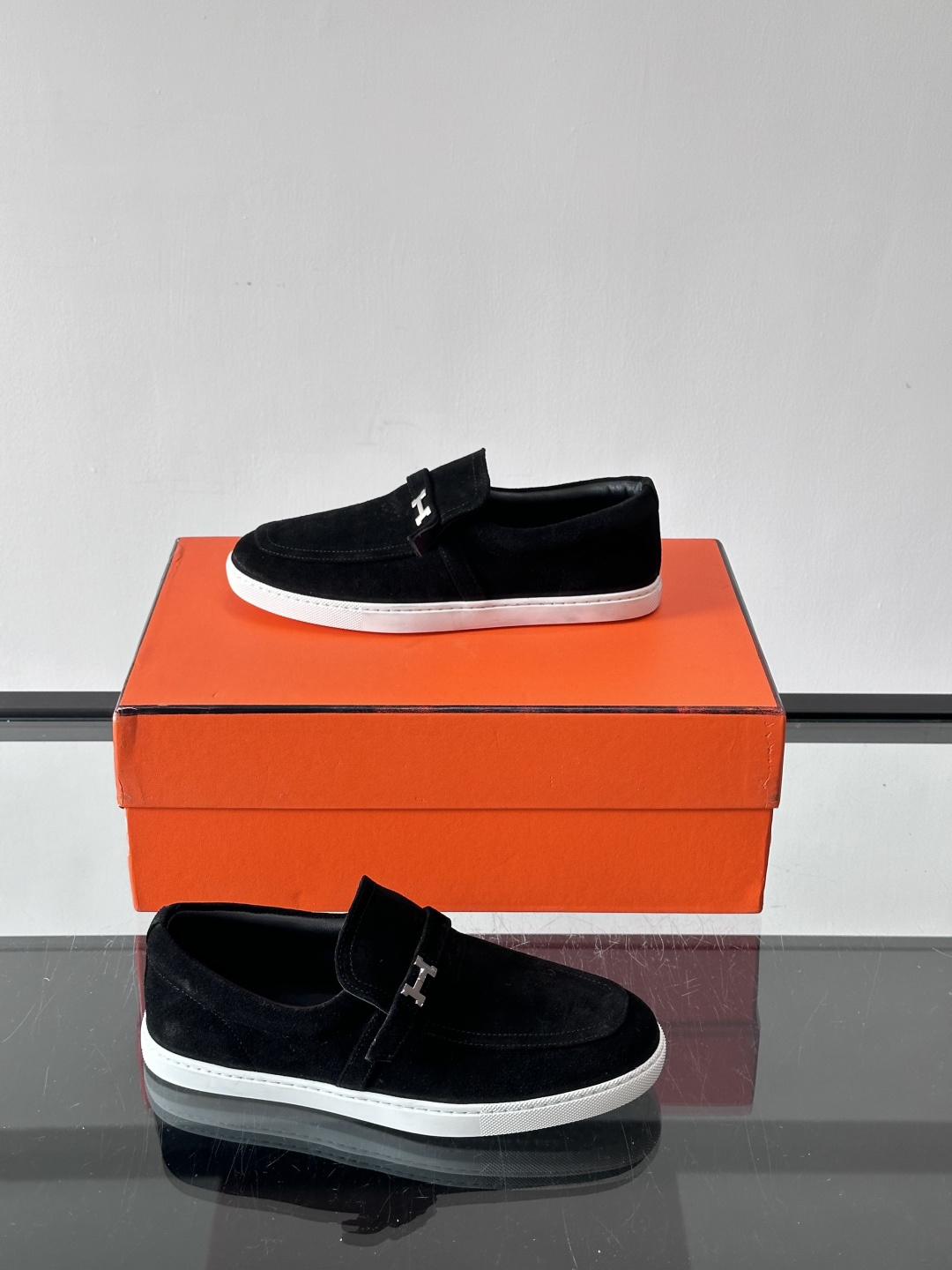 Hermes反绒皮乐福鞋爱马仕这款反绒皮乐福鞋，采用柔软麂皮，质感细腻，搭配白色橡胶鞋底，舒适又实用。鞋