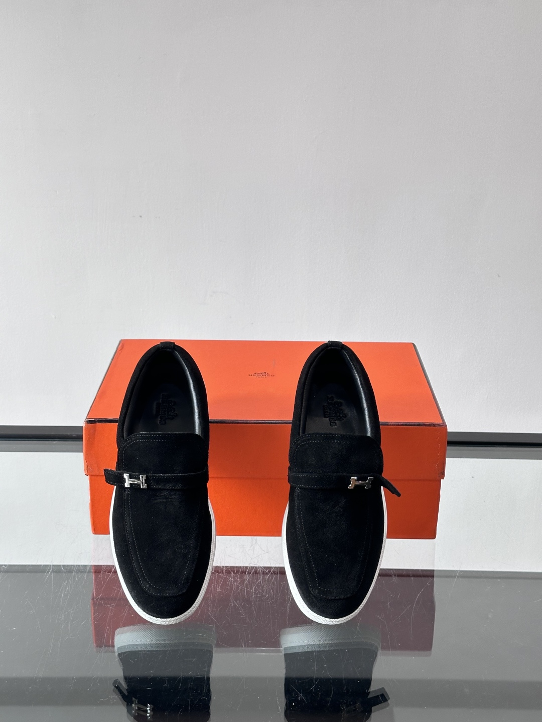 Hermes反绒皮乐福鞋爱马仕这款反绒皮乐福鞋，采用柔软麂皮，质感细腻，搭配白色橡胶鞋底，舒适又实用。鞋