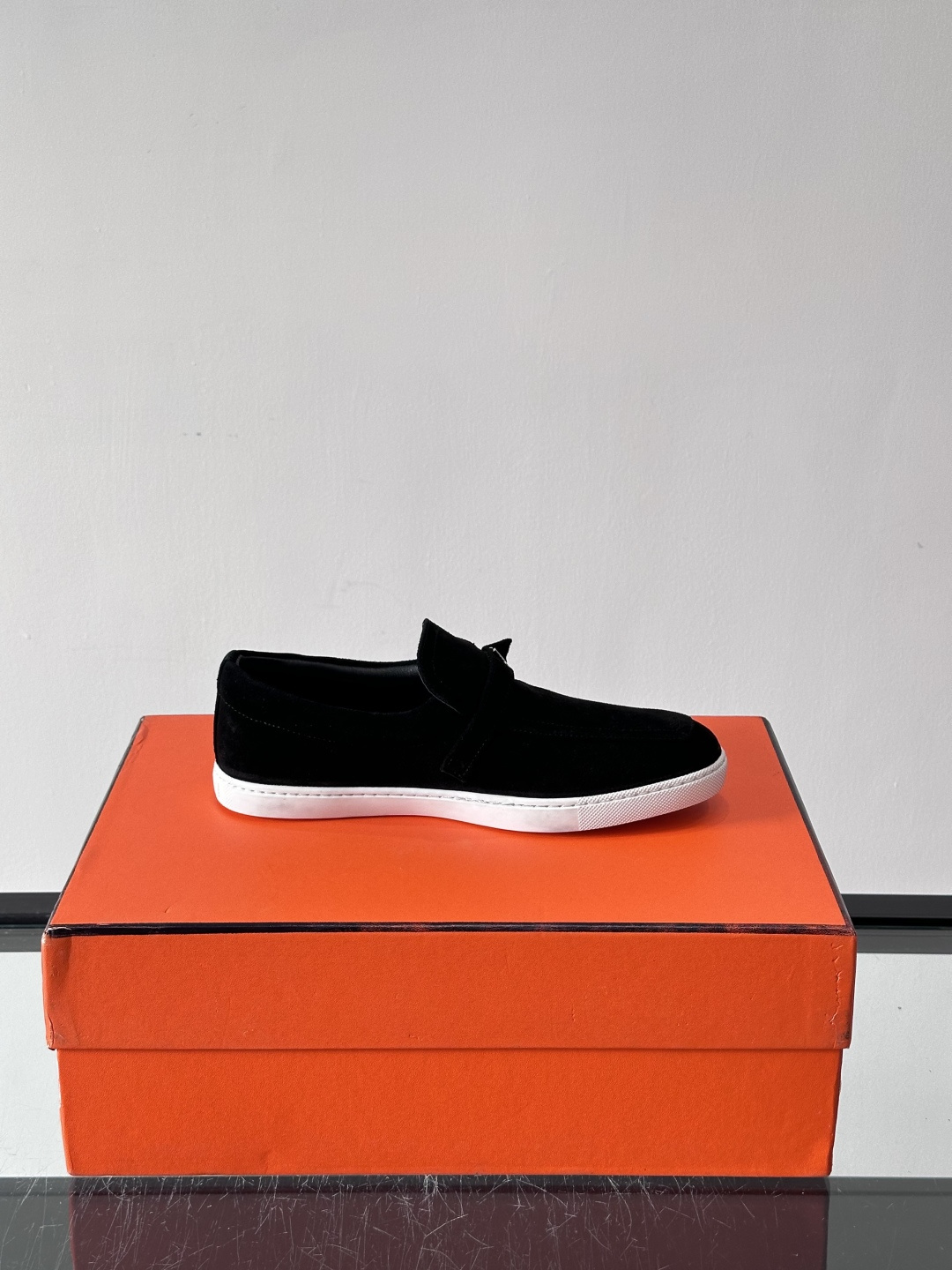 Hermes反绒皮乐福鞋爱马仕这款反绒皮乐福鞋，采用柔软麂皮，质感细腻，搭配白色橡胶鞋底，舒适又实用。鞋