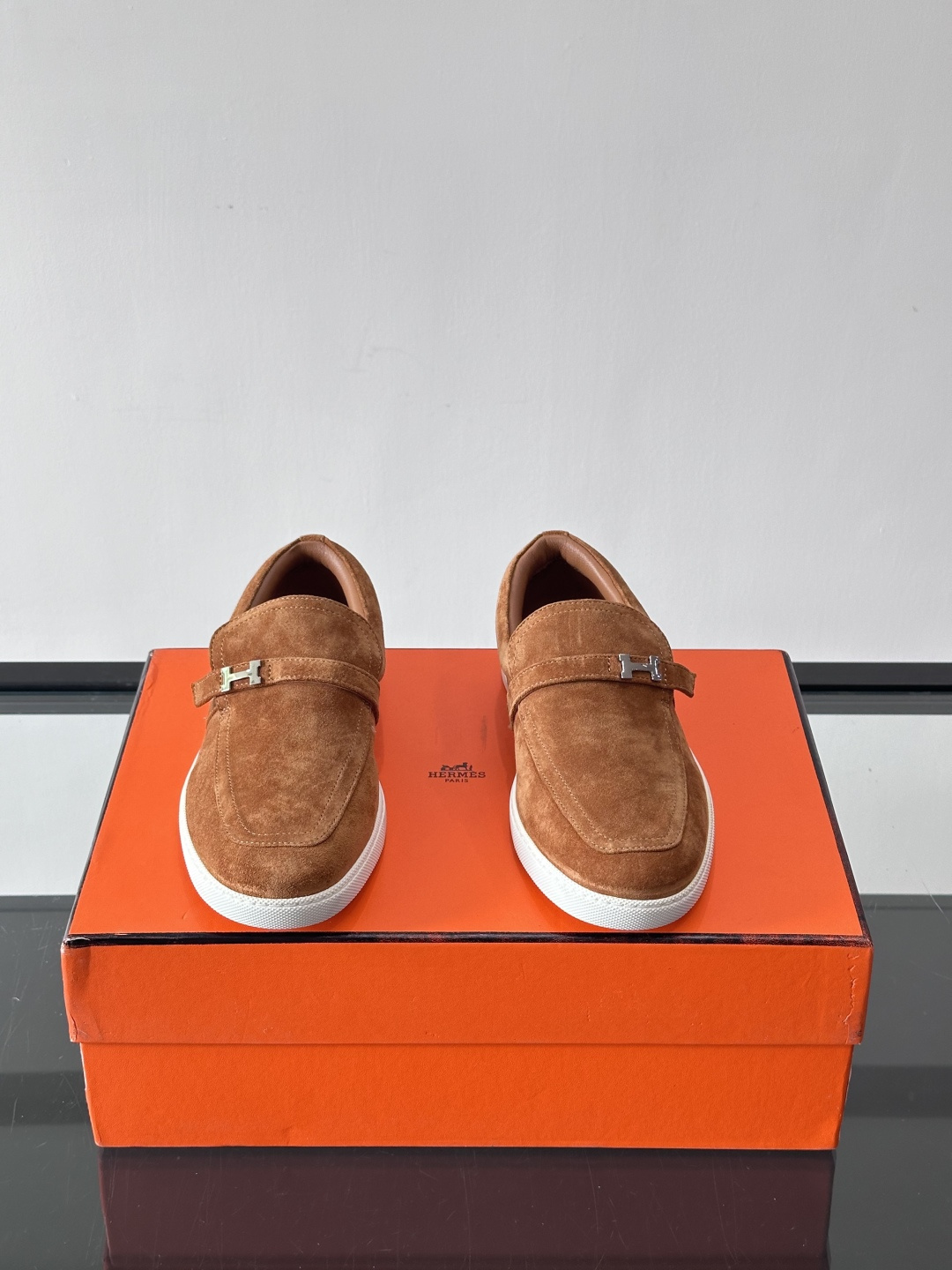 Hermes反绒皮乐福鞋爱马仕这款反绒皮乐福鞋，采用柔软麂皮，质感细腻，搭配白色橡胶鞋底，舒适又实用。鞋