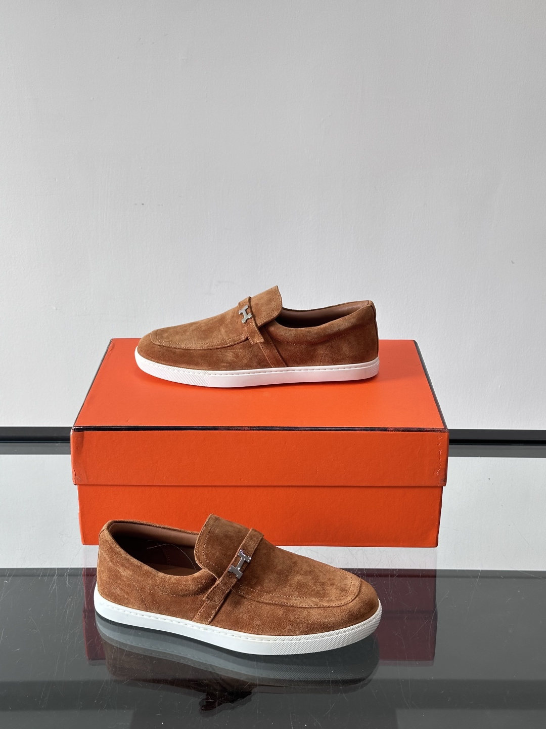 Hermes反绒皮乐福鞋爱马仕这款反绒皮乐福鞋，采用柔软麂皮，质感细腻，搭配白色橡胶鞋底，舒适又实用。鞋