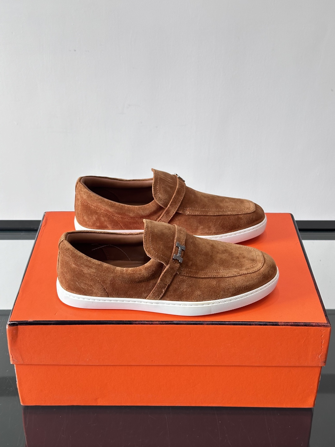 Hermes反绒皮乐福鞋爱马仕这款反绒皮乐福鞋，采用柔软麂皮，质感细腻，搭配白色橡胶鞋底，舒适又实用。鞋