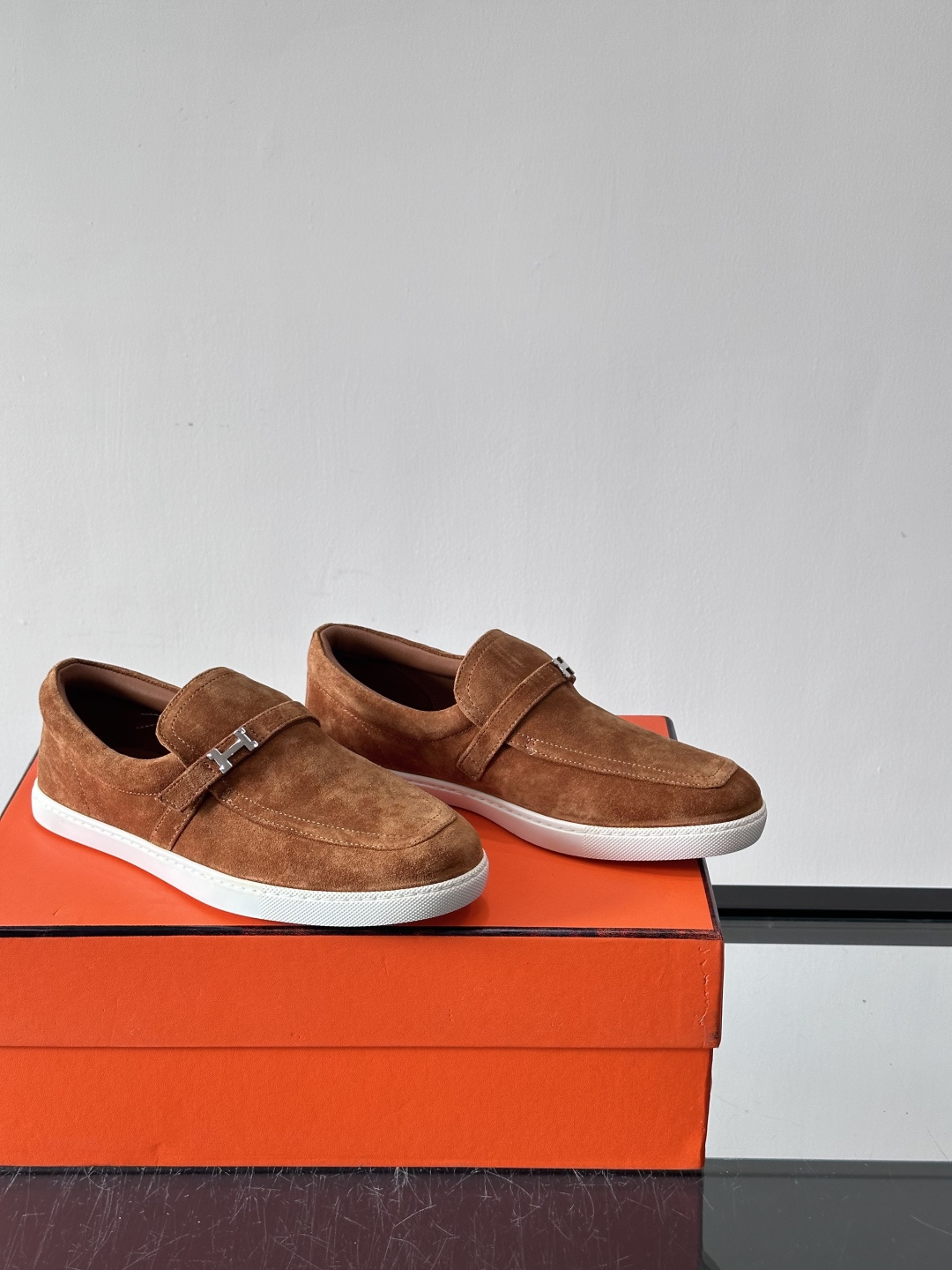 Hermes反绒皮乐福鞋爱马仕这款反绒皮乐福鞋，采用柔软麂皮，质感细腻，搭配白色橡胶鞋底，舒适又实用。鞋