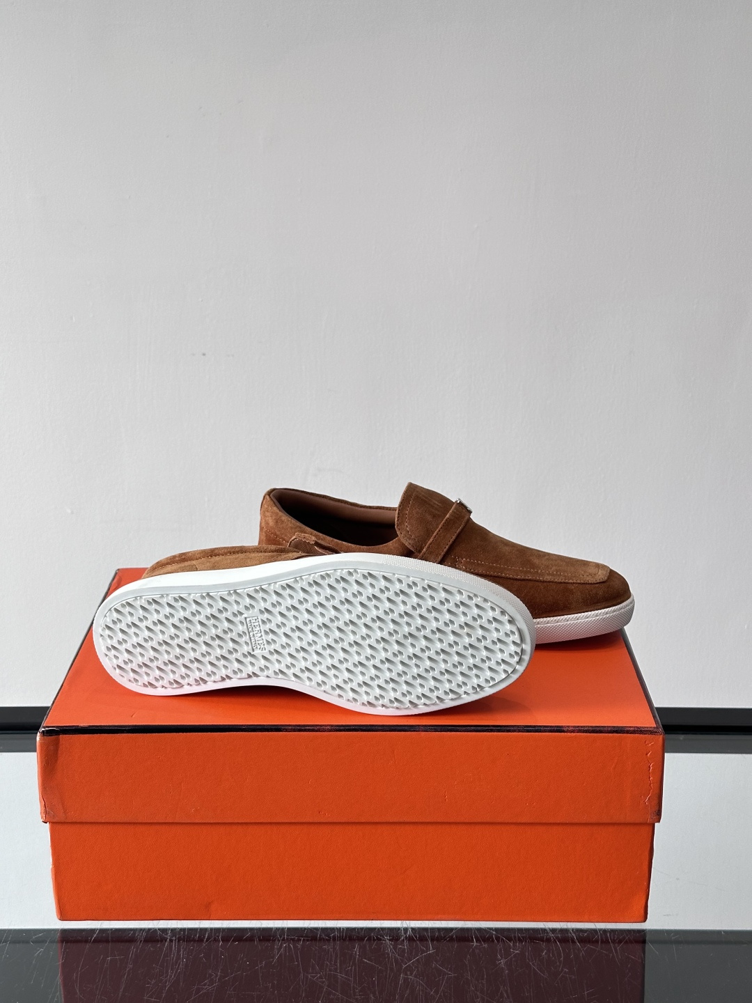 Hermes反绒皮乐福鞋爱马仕这款反绒皮乐福鞋，采用柔软麂皮，质感细腻，搭配白色橡胶鞋底，舒适又实用。鞋