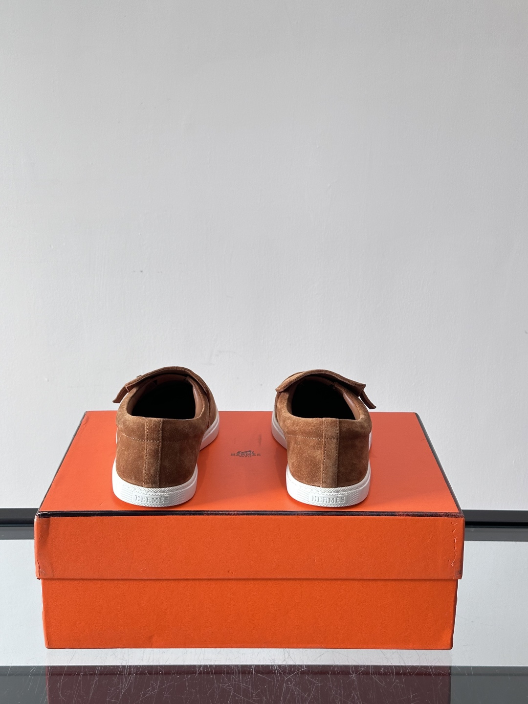 Hermes反绒皮乐福鞋爱马仕这款反绒皮乐福鞋，采用柔软麂皮，质感细腻，搭配白色橡胶鞋底，舒适又实用。鞋