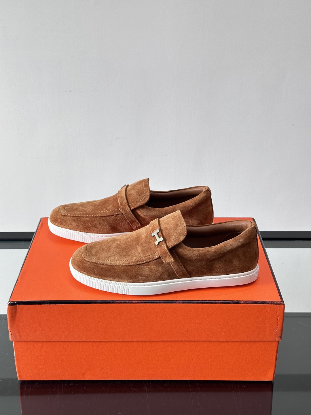 Hermes反绒皮乐福鞋爱马仕这款反绒皮乐福鞋，采用柔软麂皮，质感细腻，搭配白色橡胶鞋底，舒适又实用。鞋