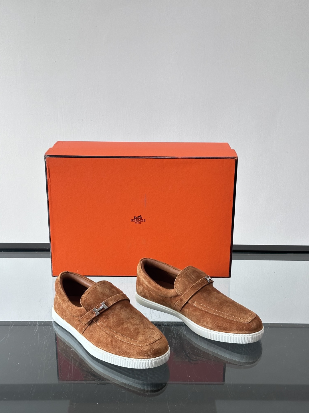 Hermes反绒皮乐福鞋爱马仕这款反绒皮乐福鞋，采用柔软麂皮，质感细腻，搭配白色橡胶鞋底，舒适又实用。鞋