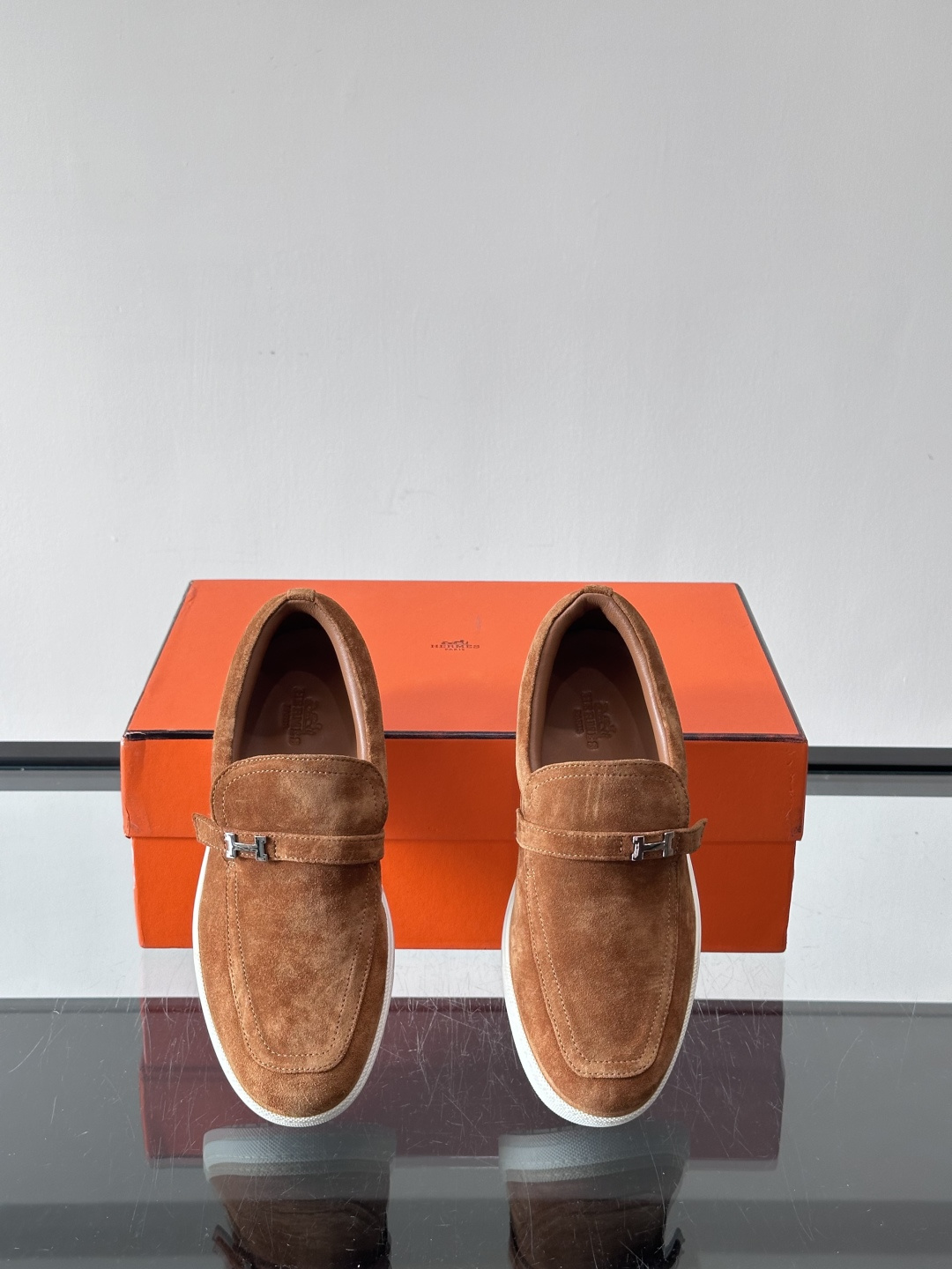 Hermes反绒皮乐福鞋爱马仕这款反绒皮乐福鞋，采用柔软麂皮，质感细腻，搭配白色橡胶鞋底，舒适又实用。鞋