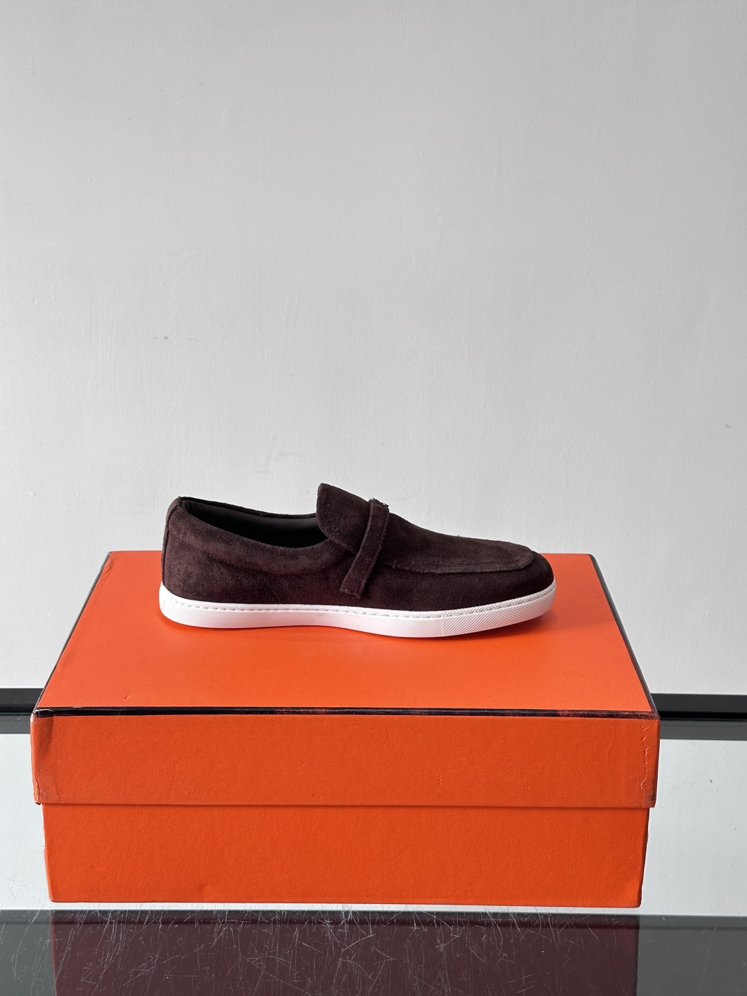 Hermes反绒皮乐福鞋爱马仕这款反绒皮乐福鞋，采用柔软麂皮，质感细腻，搭配白色橡胶鞋底，舒适又实用。鞋