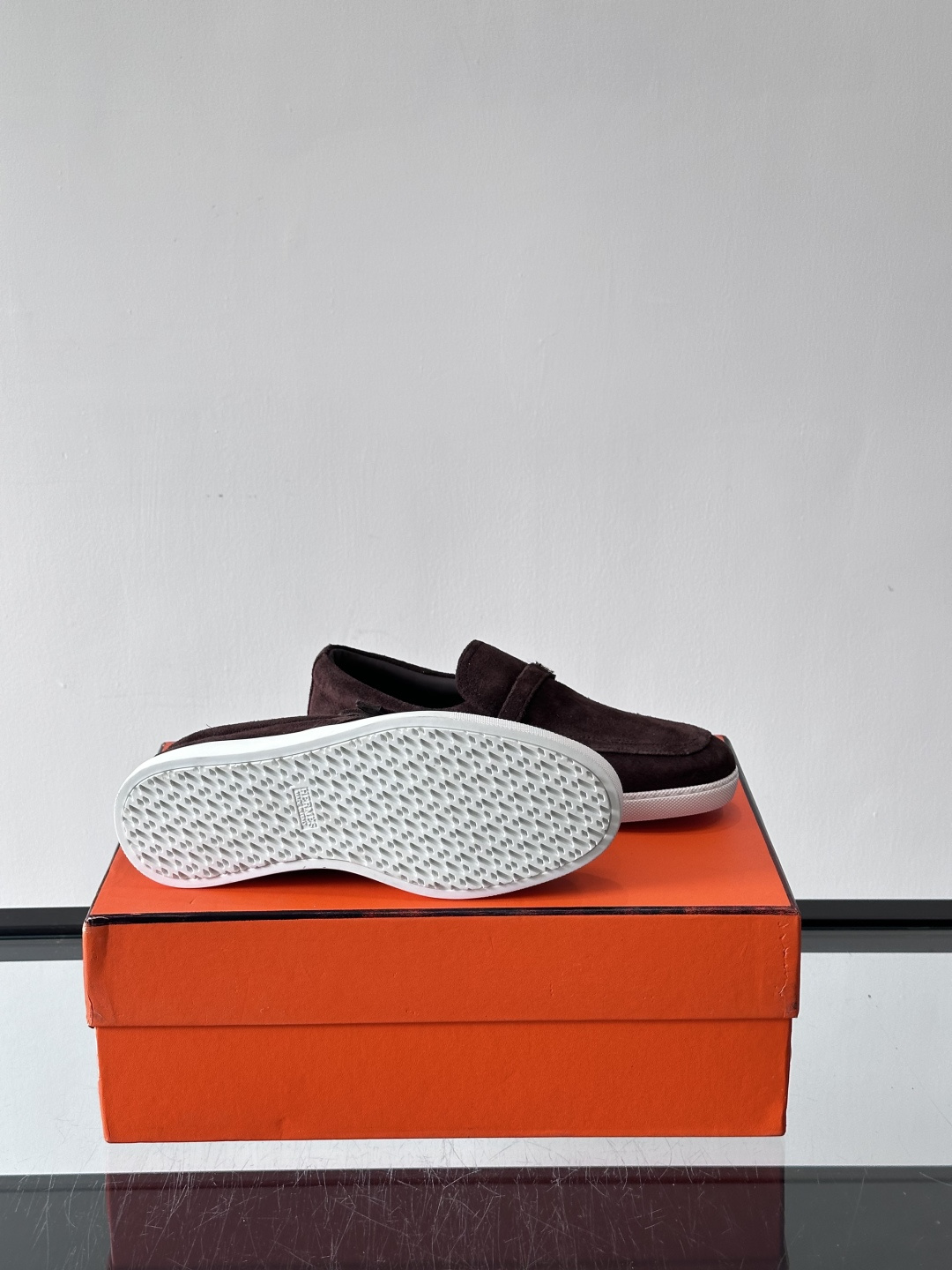 Hermes反绒皮乐福鞋爱马仕这款反绒皮乐福鞋，采用柔软麂皮，质感细腻，搭配白色橡胶鞋底，舒适又实用。鞋