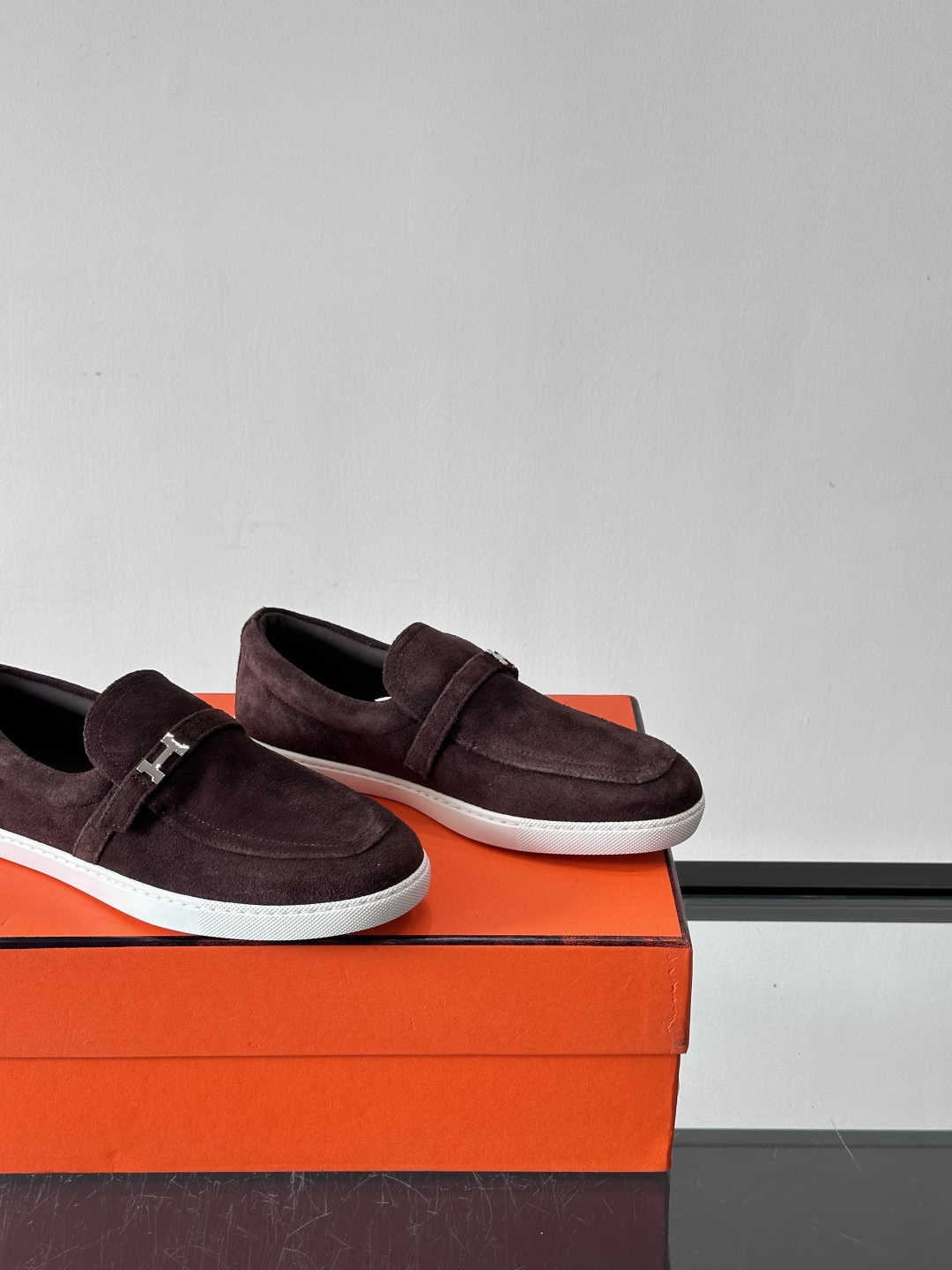 Hermes反绒皮乐福鞋爱马仕这款反绒皮乐福鞋，采用柔软麂皮，质感细腻，搭配白色橡胶鞋底，舒适又实用。鞋