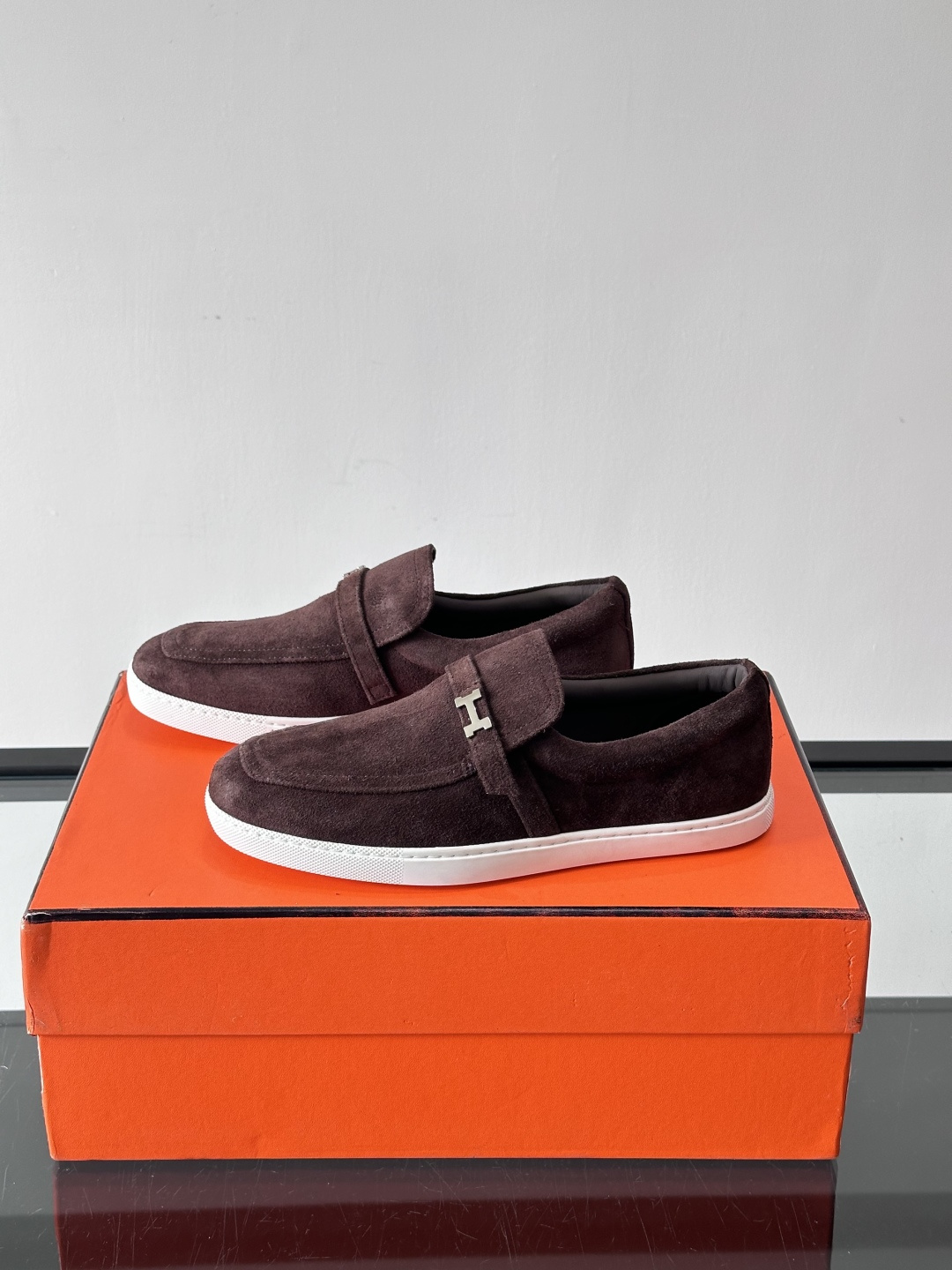 Hermes反绒皮乐福鞋爱马仕这款反绒皮乐福鞋，采用柔软麂皮，质感细腻，搭配白色橡胶鞋底，舒适又实用。鞋