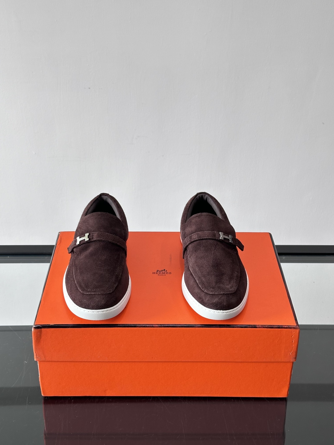 Hermes反绒皮乐福鞋爱马仕这款反绒皮乐福鞋，采用柔软麂皮，质感细腻，搭配白色橡胶鞋底，舒适又实用。鞋
