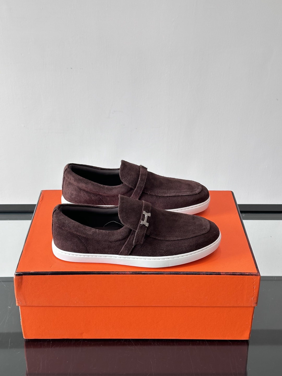 Hermes反绒皮乐福鞋爱马仕这款反绒皮乐福鞋，采用柔软麂皮，质感细腻，搭配白色橡胶鞋底，舒适又实用。鞋