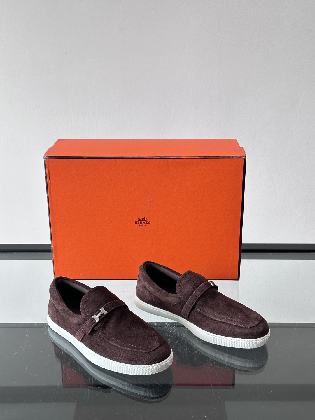 Hermes反绒皮乐福鞋爱马仕这款反绒皮乐福鞋，采用柔软麂皮，质感细腻，搭配白色橡胶鞋底，舒适又实用。鞋