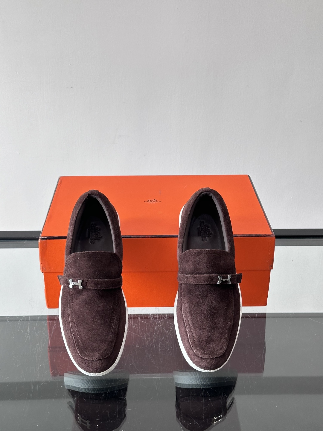 Hermes反绒皮乐福鞋爱马仕这款反绒皮乐福鞋，采用柔软麂皮，质感细腻，搭配白色橡胶鞋底，舒适又实用。鞋
