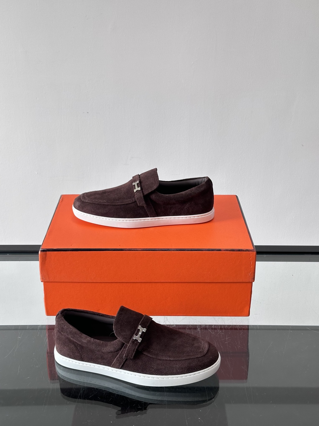 Hermes反绒皮乐福鞋爱马仕这款反绒皮乐福鞋，采用柔软麂皮，质感细腻，搭配白色橡胶鞋底，舒适又实用。鞋