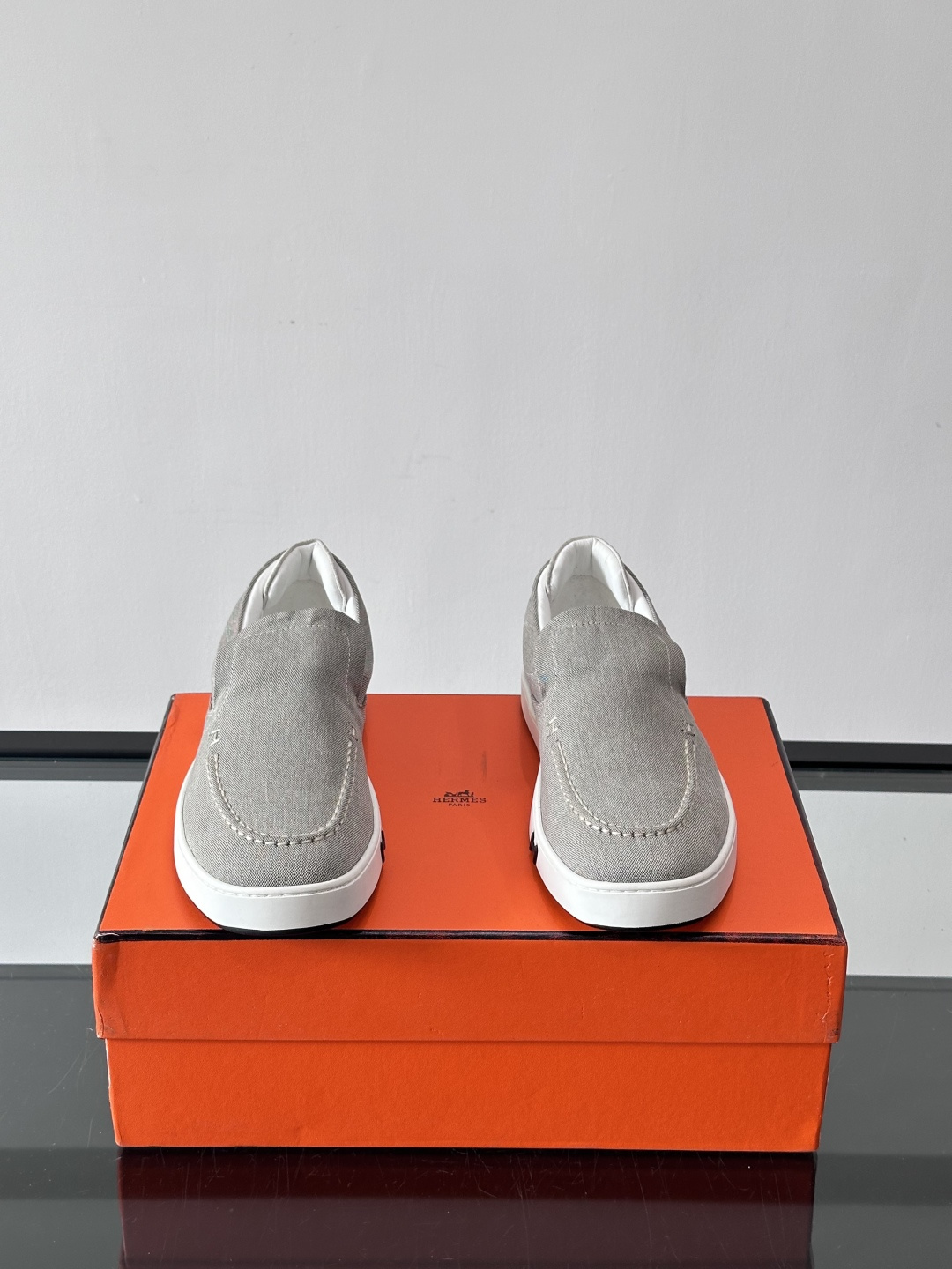 Hermes 2025乐福鞋。爱马仕2025乐福鞋，一脚蹬设计超方便，日常穿搭无压力！鞋面是柔软帆布+皮