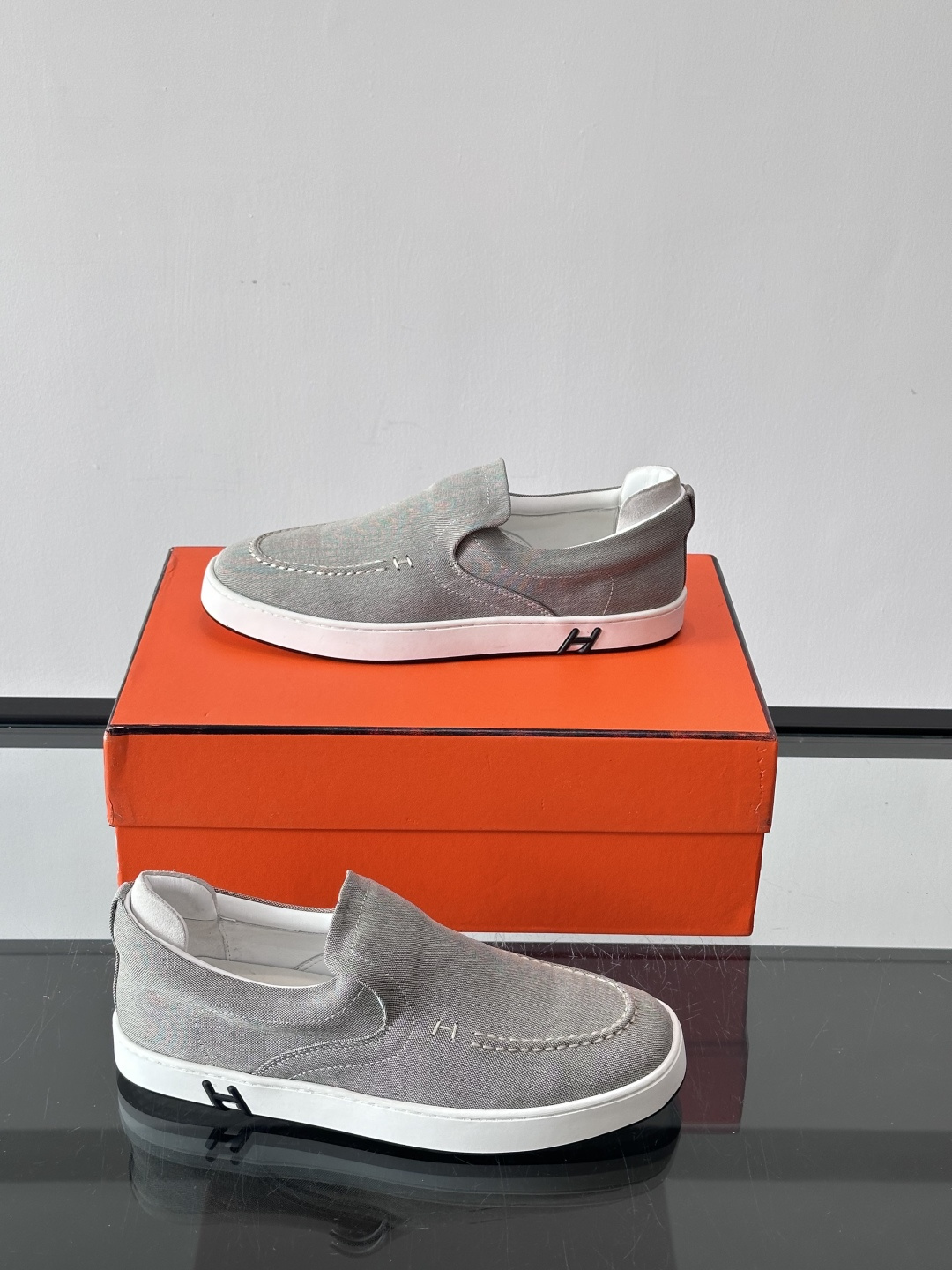 Hermes 2025乐福鞋。爱马仕2025乐福鞋，一脚蹬设计超方便，日常穿搭无压力！鞋面是柔软帆布+皮