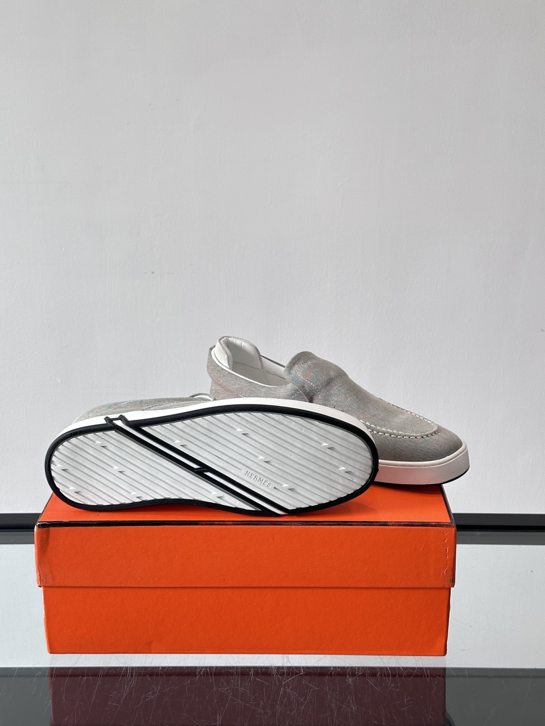 Hermes 2025乐福鞋。爱马仕2025乐福鞋，一脚蹬设计超方便，日常穿搭无压力！鞋面是柔软帆布+皮