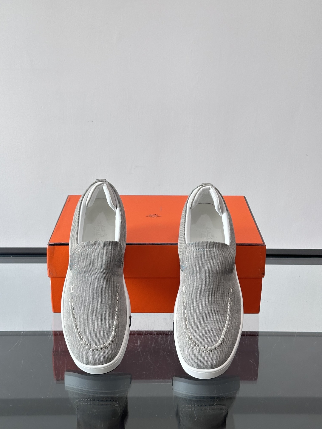 Hermes 2025乐福鞋。爱马仕2025乐福鞋，一脚蹬设计超方便，日常穿搭无压力！鞋面是柔软帆布+皮