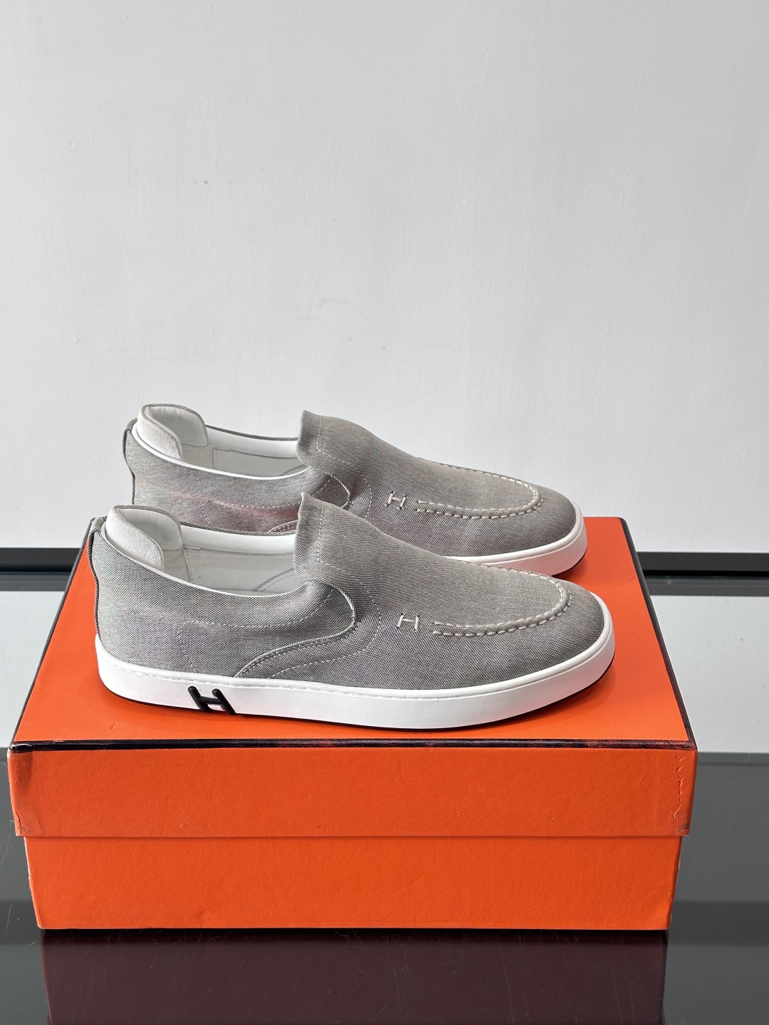 Hermes 2025乐福鞋。爱马仕2025乐福鞋，一脚蹬设计超方便，日常穿搭无压力！鞋面是柔软帆布+皮