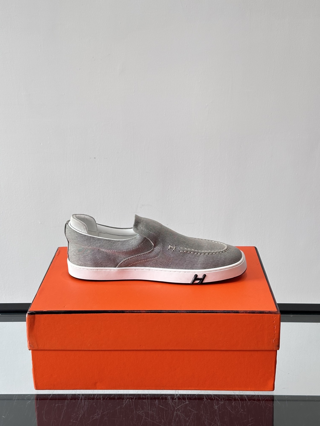 Hermes 2025乐福鞋。爱马仕2025乐福鞋，一脚蹬设计超方便，日常穿搭无压力！鞋面是柔软帆布+皮