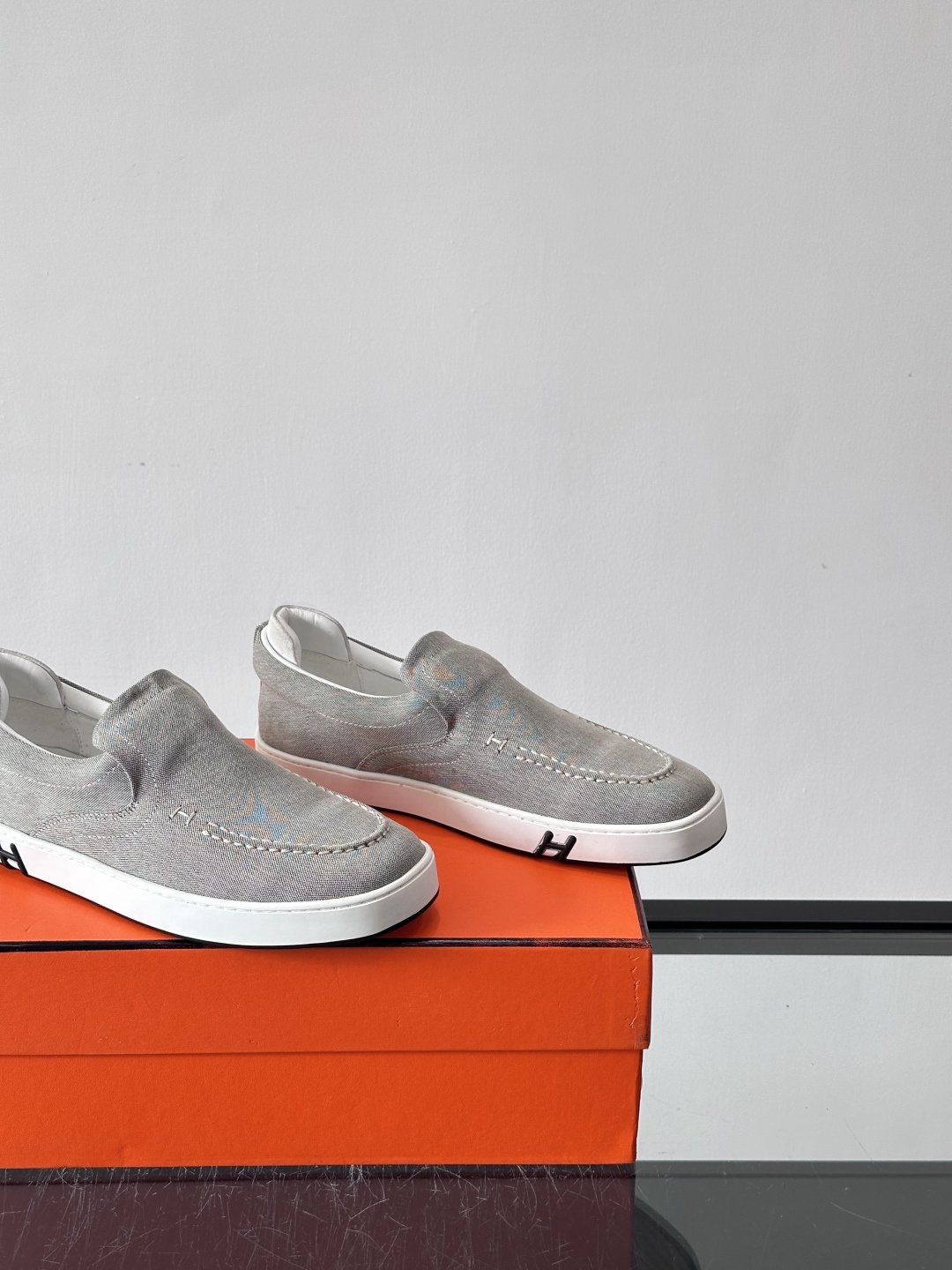 Hermes 2025乐福鞋。爱马仕2025乐福鞋，一脚蹬设计超方便，日常穿搭无压力！鞋面是柔软帆布+皮