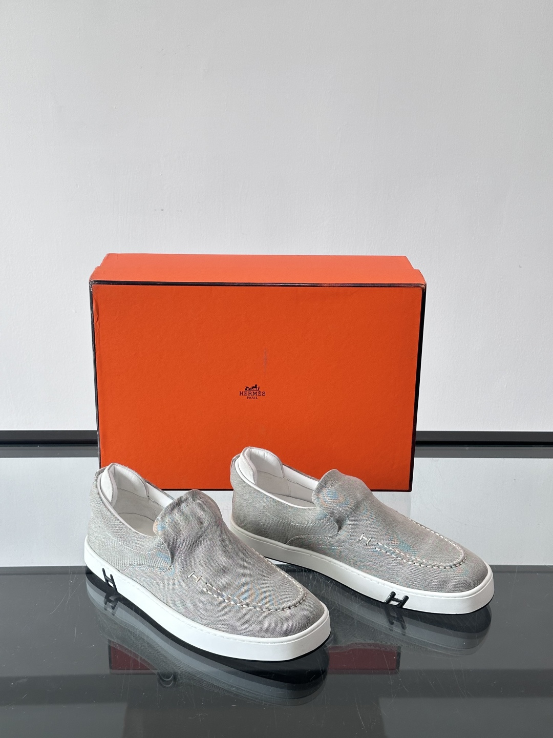 Hermes 2025乐福鞋。爱马仕2025乐福鞋，一脚蹬设计超方便，日常穿搭无压力！鞋面是柔软帆布+皮