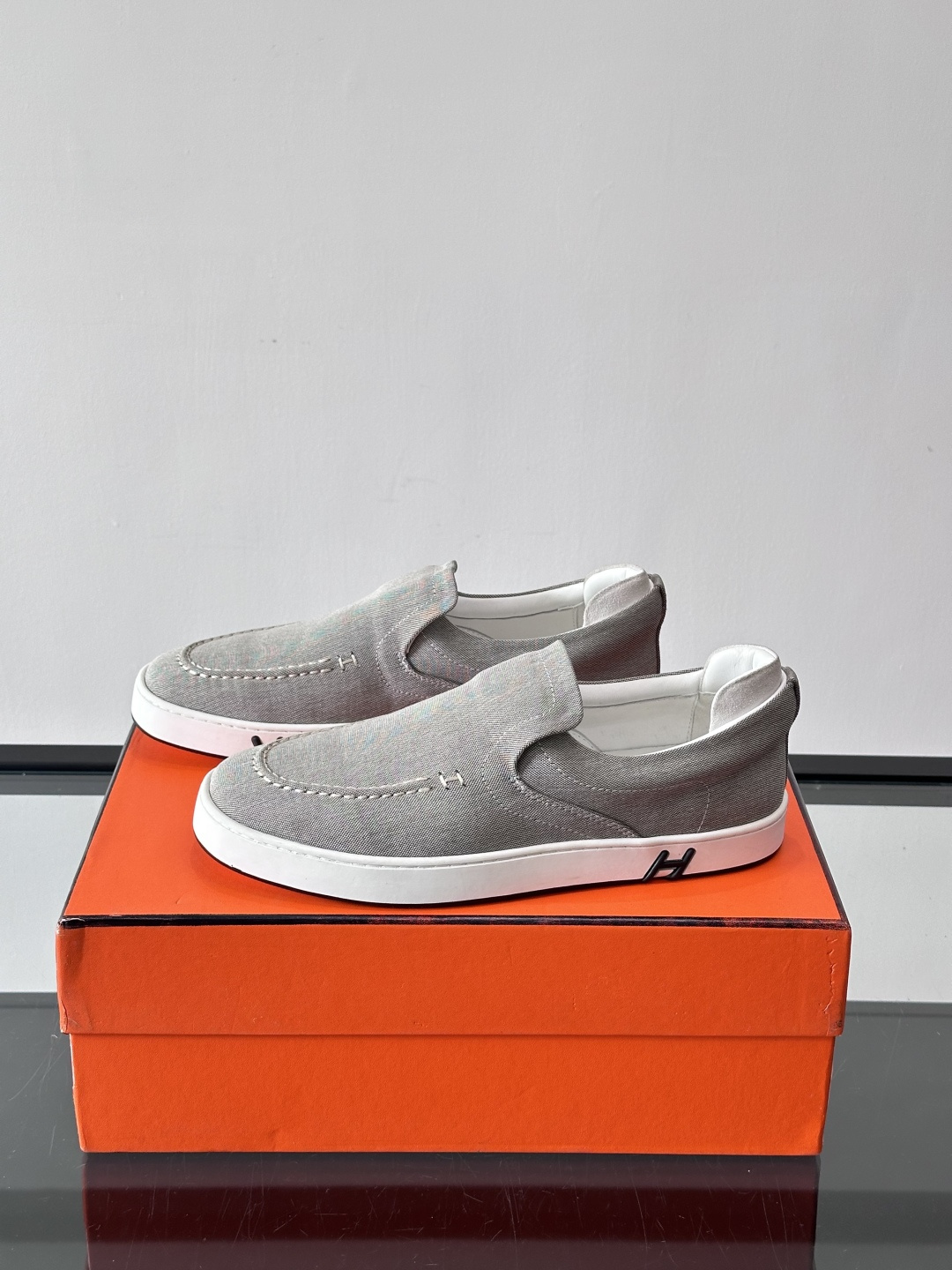 Hermes 2025乐福鞋。爱马仕2025乐福鞋，一脚蹬设计超方便，日常穿搭无压力！鞋面是柔软帆布+皮