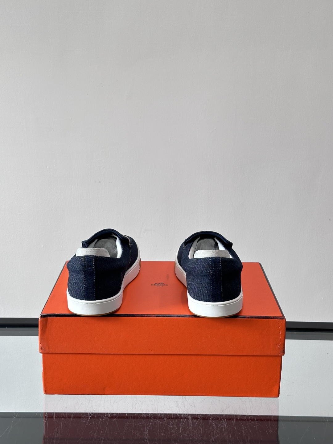 Hermes 2025乐福鞋。爱马仕2025乐福鞋，一脚蹬设计超方便，日常穿搭无压力！鞋面是柔软帆布+皮