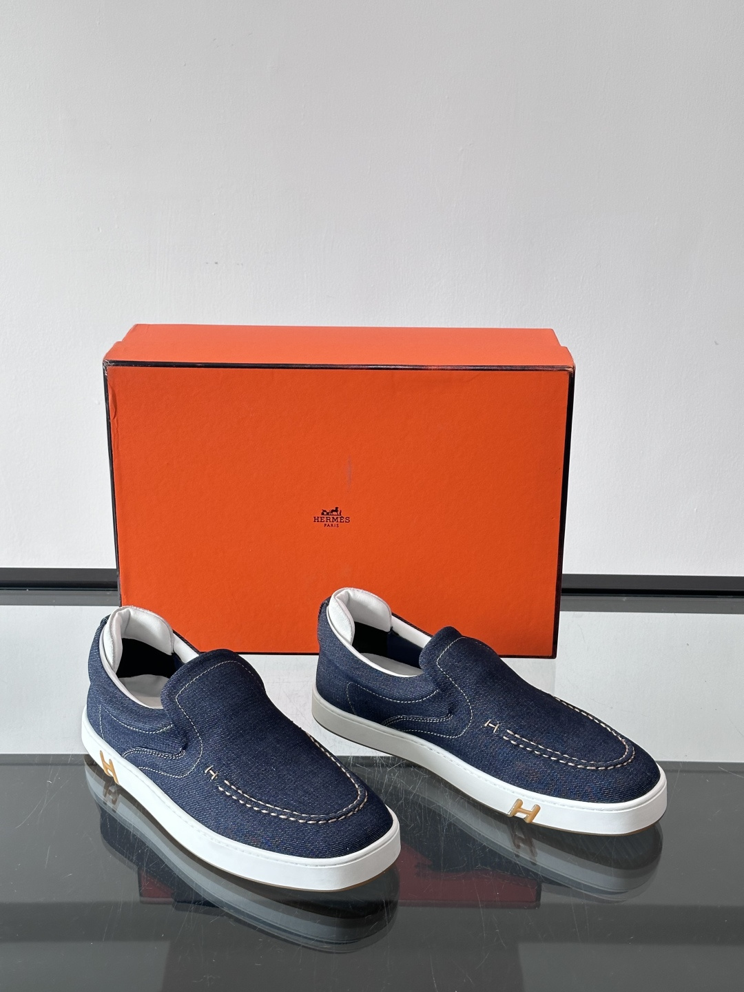 Hermes 2025乐福鞋。爱马仕2025乐福鞋，一脚蹬设计超方便，日常穿搭无压力！鞋面是柔软帆布+皮