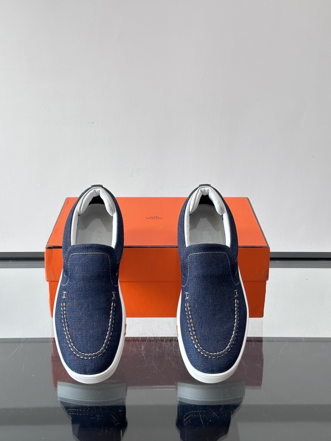 Hermes 2025乐福鞋。爱马仕2025乐福鞋，一脚蹬设计超方便，日常穿搭无压力！鞋面是柔软帆布+皮