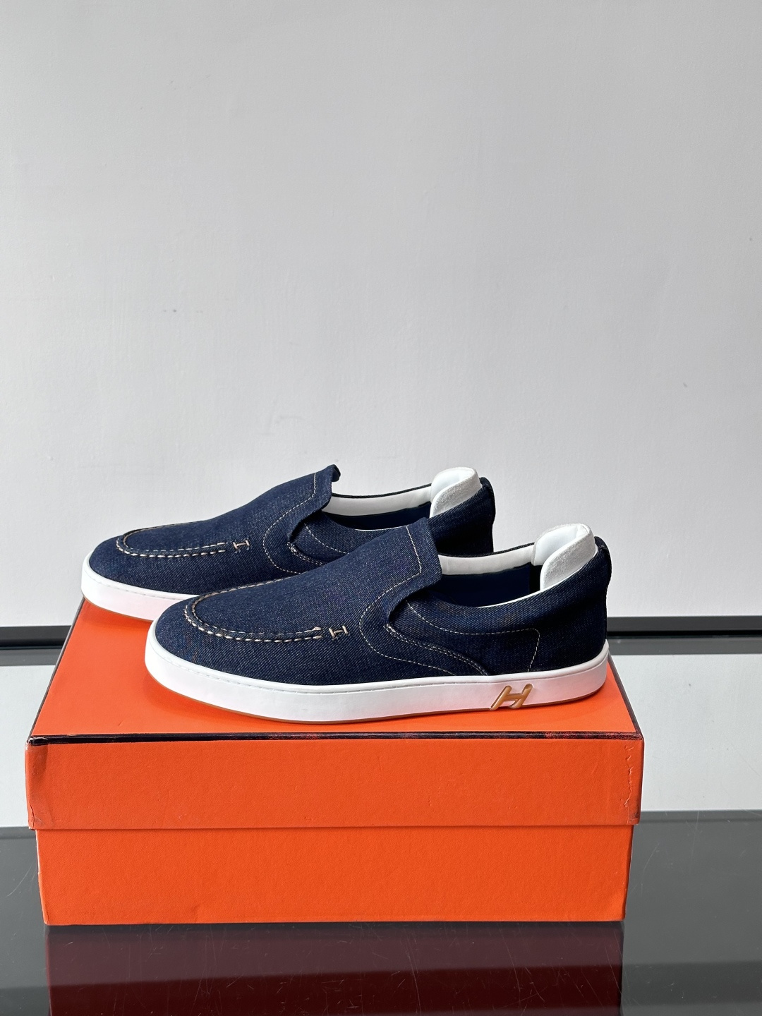 Hermes 2025乐福鞋。爱马仕2025乐福鞋，一脚蹬设计超方便，日常穿搭无压力！鞋面是柔软帆布+皮