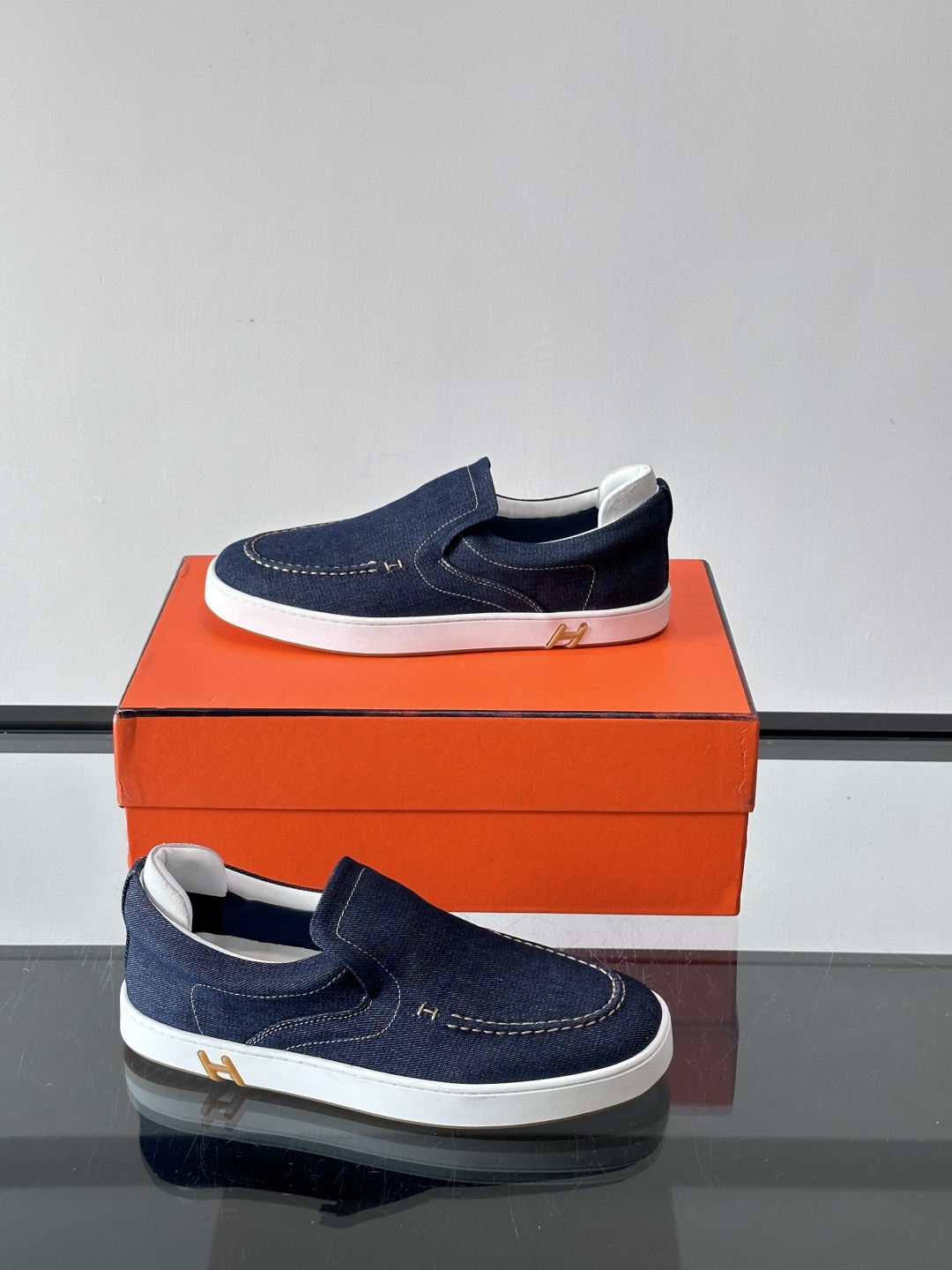 Hermes 2025乐福鞋。爱马仕2025乐福鞋，一脚蹬设计超方便，日常穿搭无压力！鞋面是柔软帆布+皮