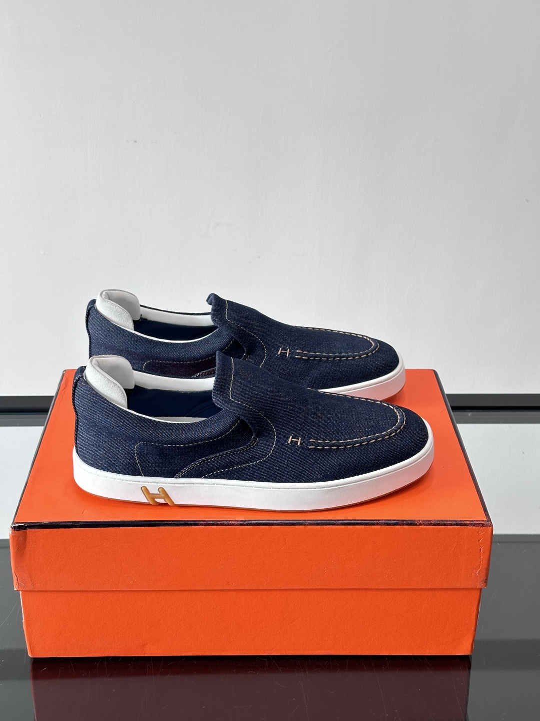 Hermes 2025乐福鞋。爱马仕2025乐福鞋，一脚蹬设计超方便，日常穿搭无压力！鞋面是柔软帆布+皮