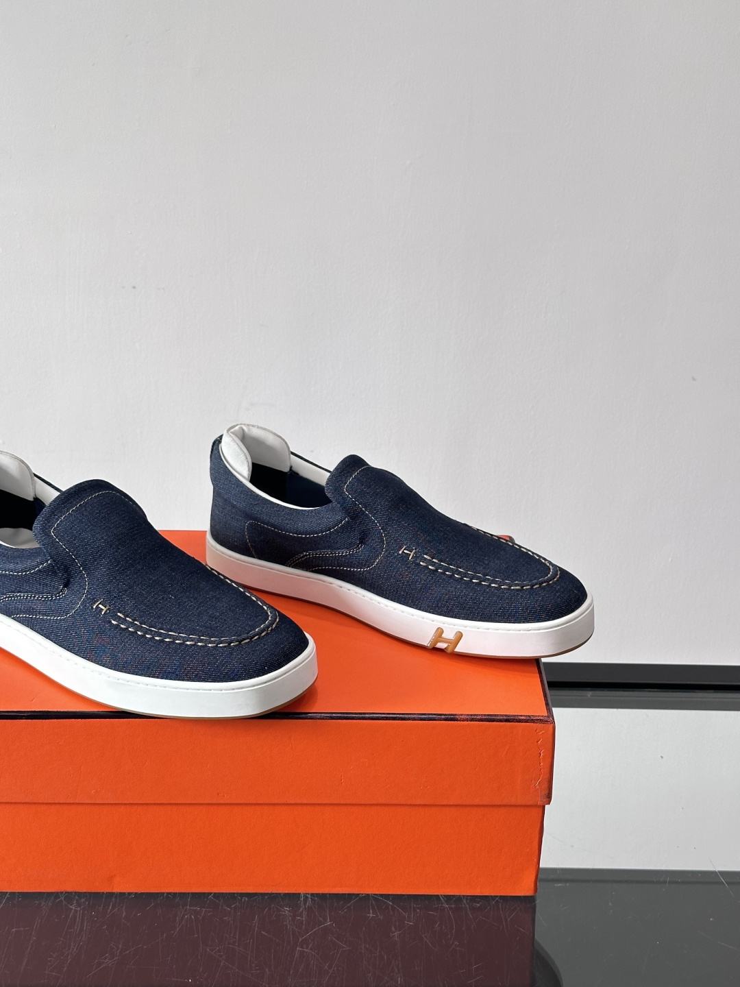 Hermes 2025乐福鞋。爱马仕2025乐福鞋，一脚蹬设计超方便，日常穿搭无压力！鞋面是柔软帆布+皮