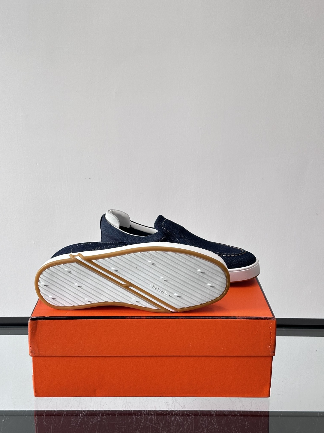 Hermes 2025乐福鞋。爱马仕2025乐福鞋，一脚蹬设计超方便，日常穿搭无压力！鞋面是柔软帆布+皮