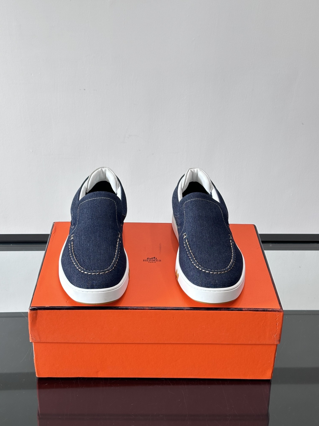 Hermes 2025乐福鞋。爱马仕2025乐福鞋，一脚蹬设计超方便，日常穿搭无压力！鞋面是柔软帆布+皮