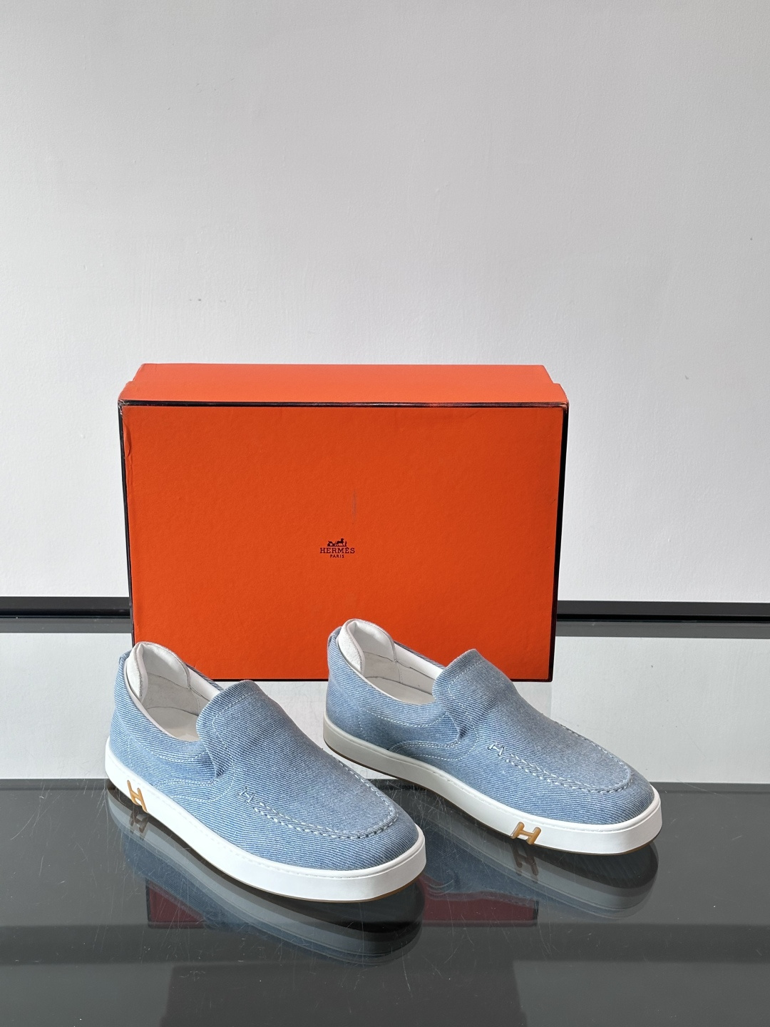 Hermes 2025乐福鞋。爱马仕2025乐福鞋，一脚蹬设计超方便，日常穿搭无压力！鞋面是柔软帆布+皮