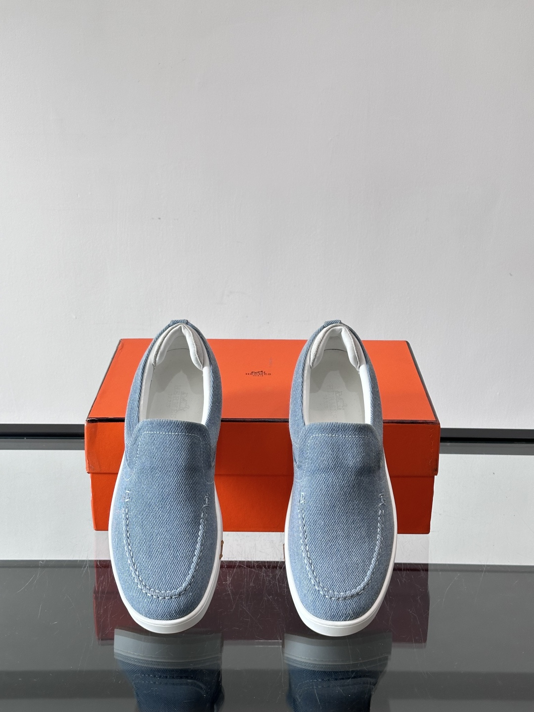 Hermes 2025乐福鞋。爱马仕2025乐福鞋，一脚蹬设计超方便，日常穿搭无压力！鞋面是柔软帆布+皮